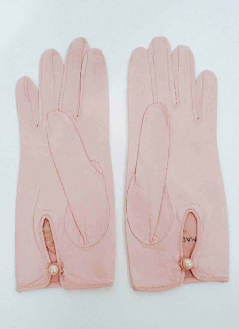 This is a darling pair of vintage gloves from Roger Fare. They are made of a soft pink leather and are unlined. There is one pearl button closure on each glove.

Measurements:

Length: 8