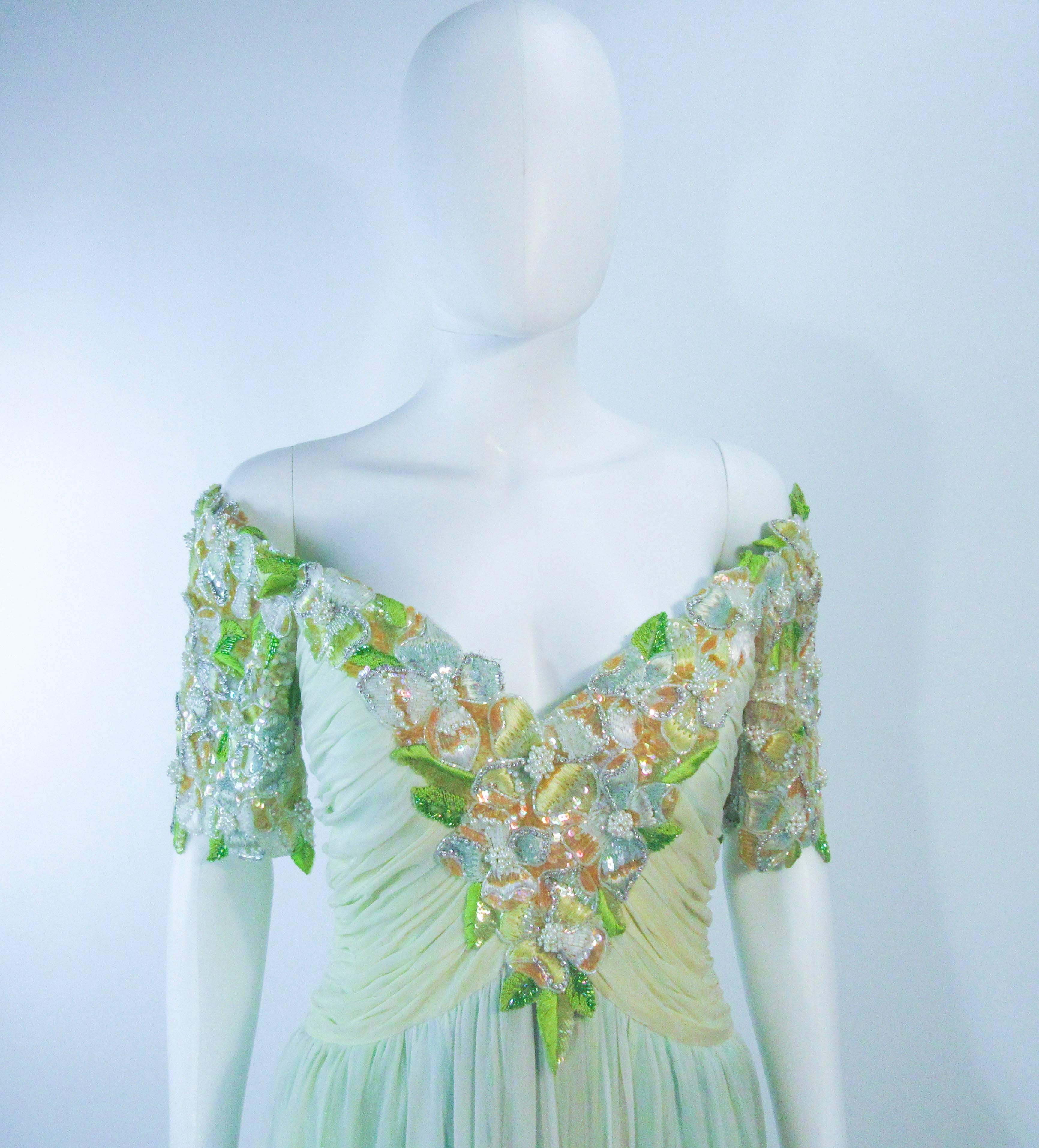 BOB MACKIE Grünes Chiffon-Kleid mit Blumenverzierung Größe 2 4 im Zustand „Gut“ im Angebot in Los Angeles, CA