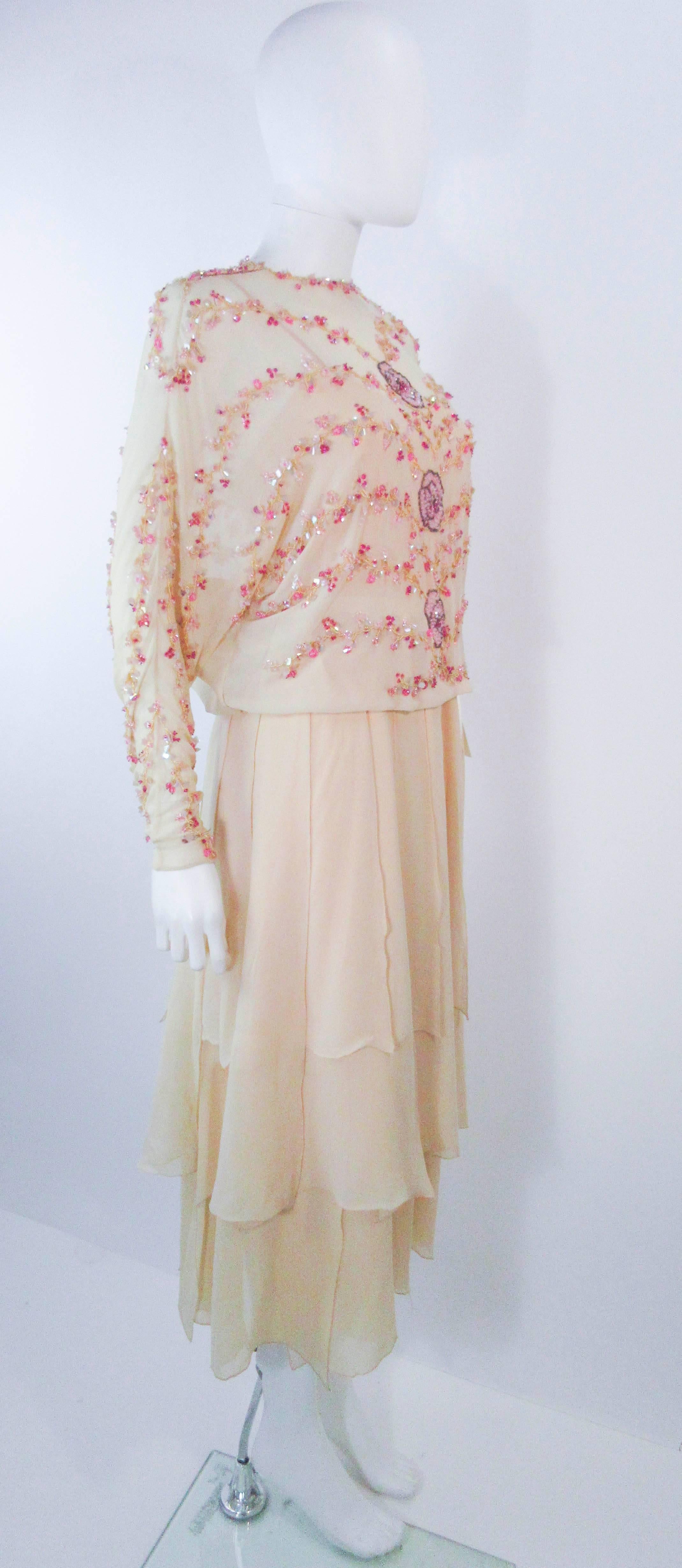 MAGGY REEVES Nudefarbenes Seidenchiffon 2-tlg. Kleid Ensemble mit Pailletten & Perlen Größe 4 im Zustand „Gut“ im Angebot in Los Angeles, CA