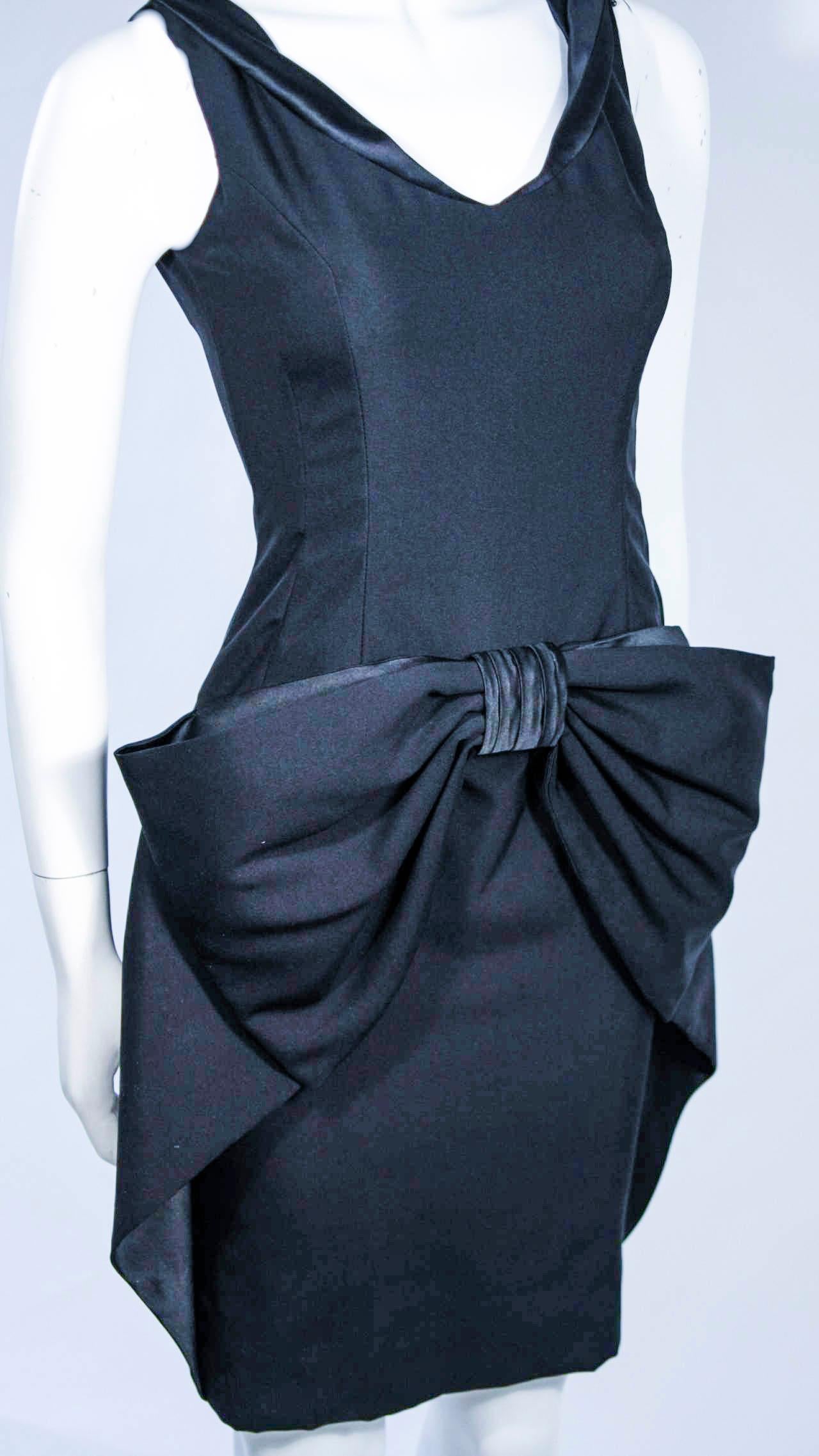 Noir Robe de cocktail Elizabeth Mason Couture en soie avec nœud sur commande en vente