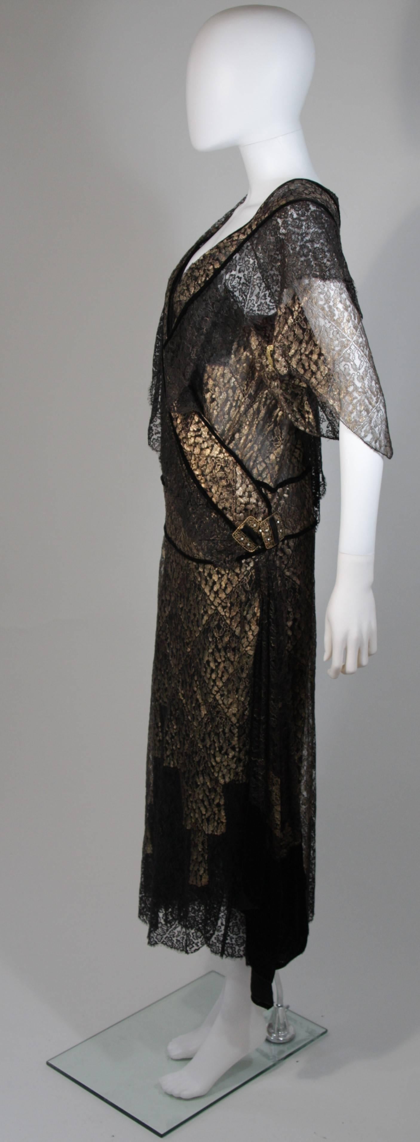 1920er Jahre Custom Schwarzes und goldenes Kleid mit Samtbesatz und Spitzenstickerei im Angebot 1