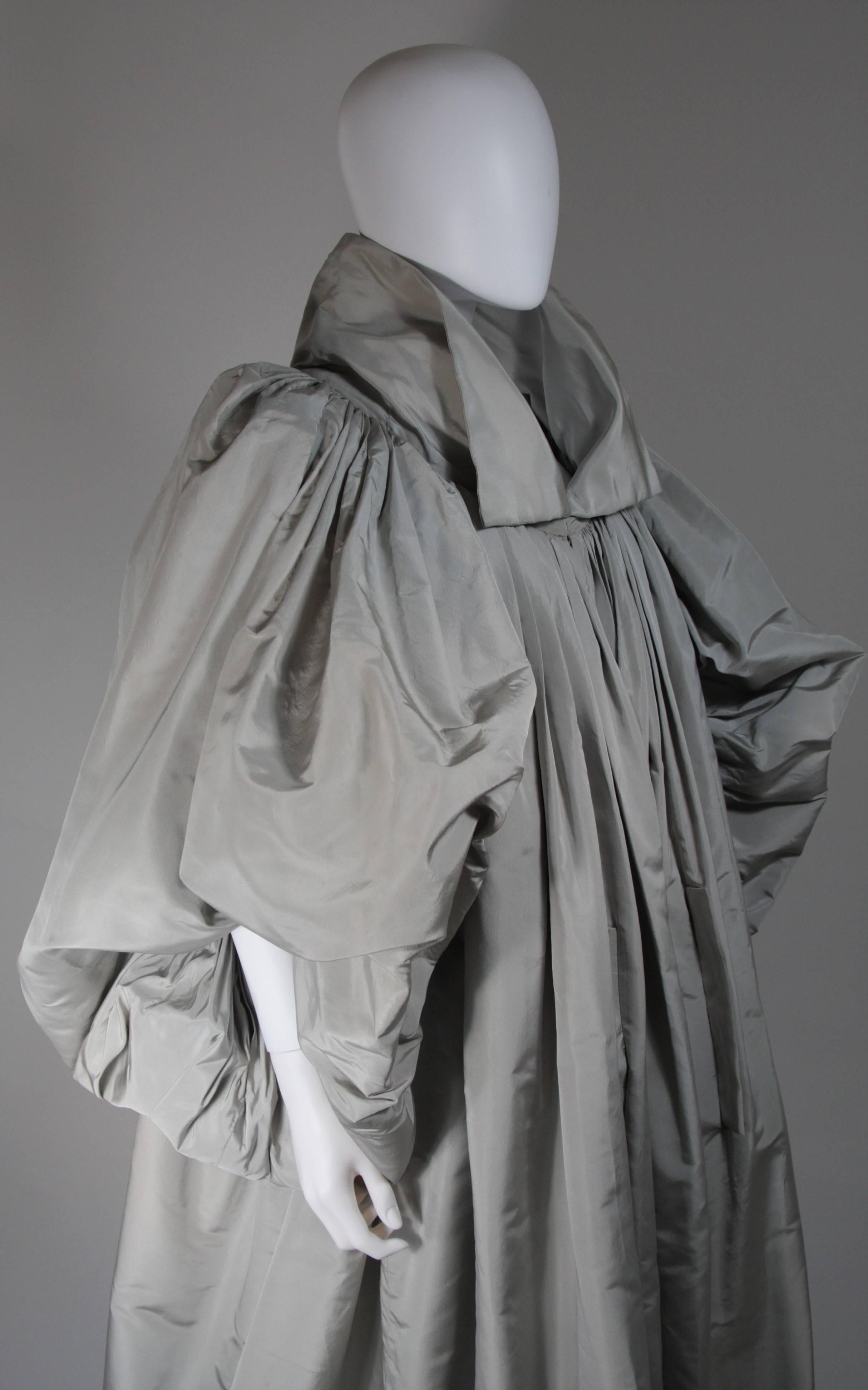 Manteau d'opéra dramatique en soie grise attribué à Galanos Taille Small Medium Excellent état - En vente à Los Angeles, CA