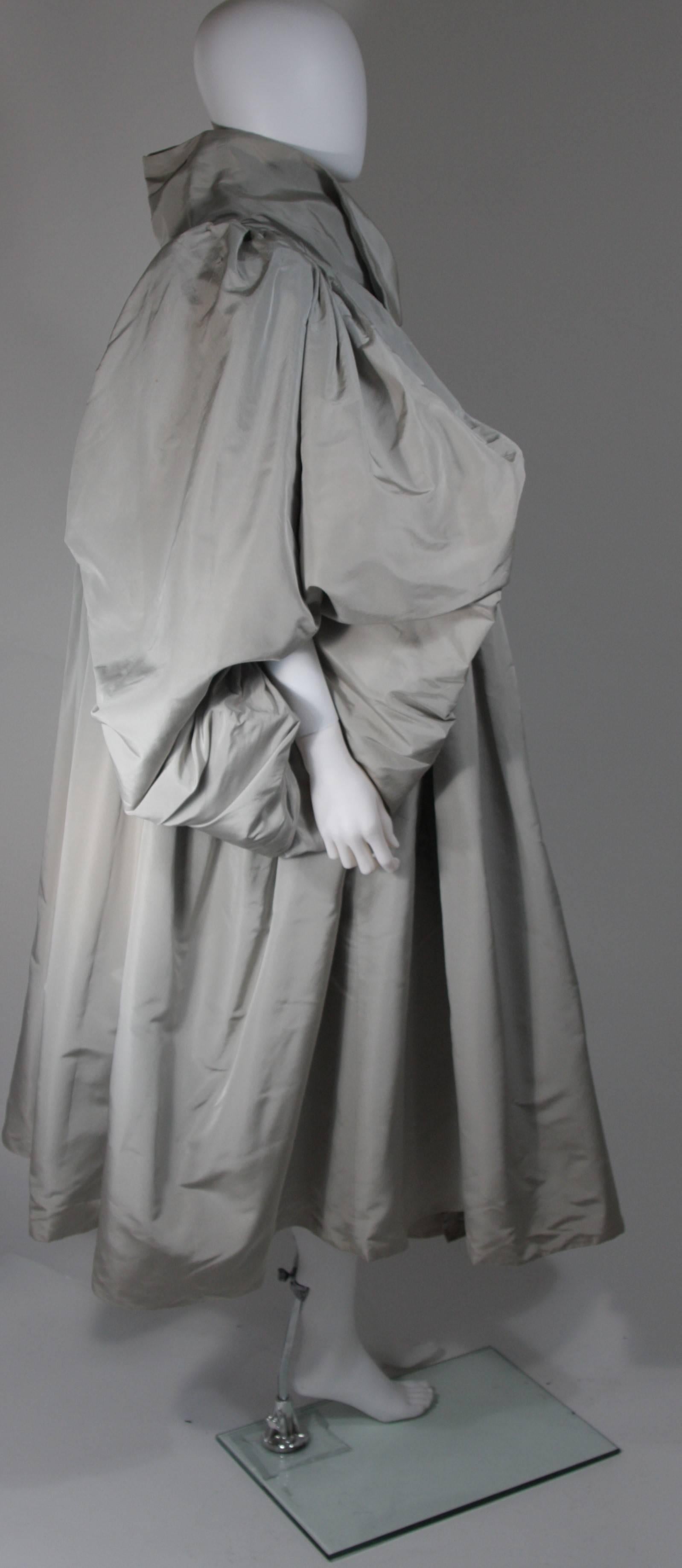 Manteau d'opéra dramatique en soie grise attribué à Galanos Taille Small Medium Unisexe en vente