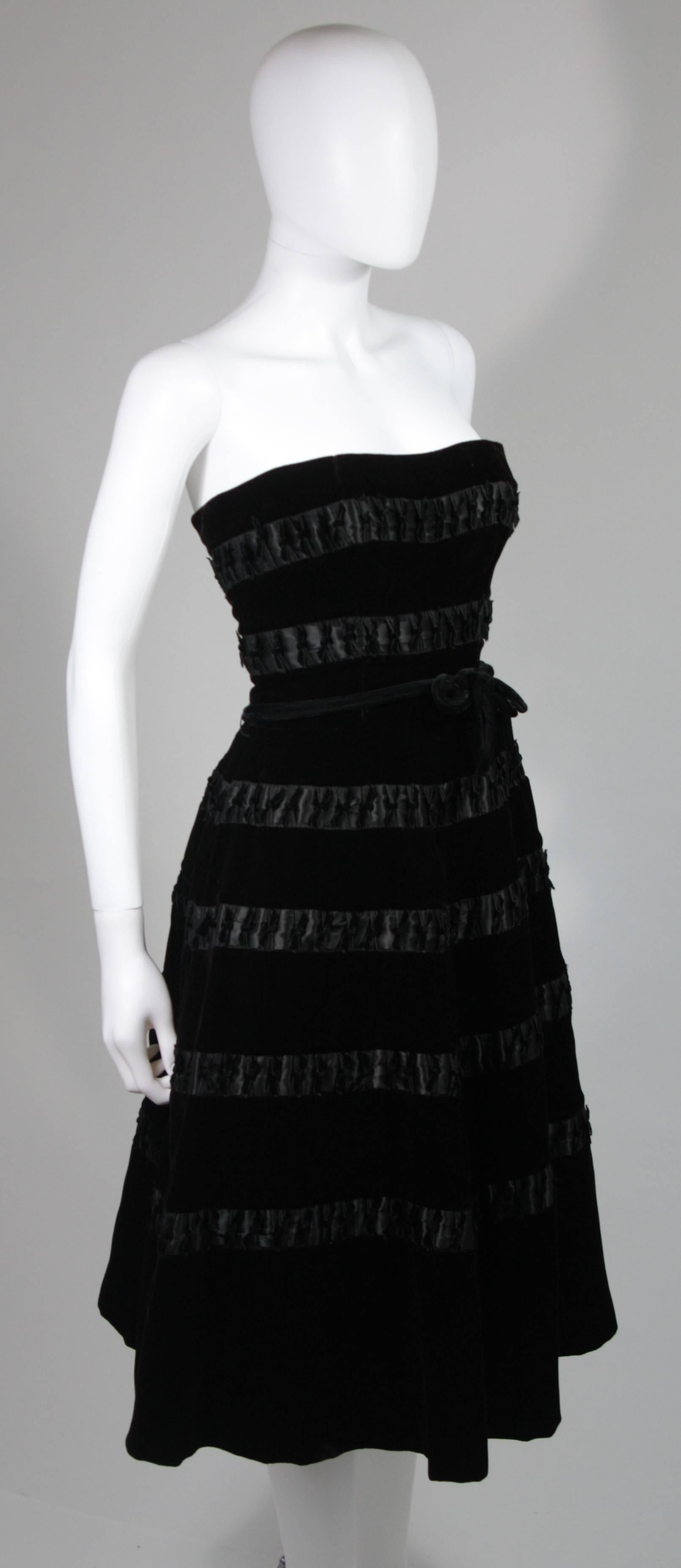 Vestido de cóctel de terciopelo y satén Harvey Berin Talla Pequeña en venta 1
