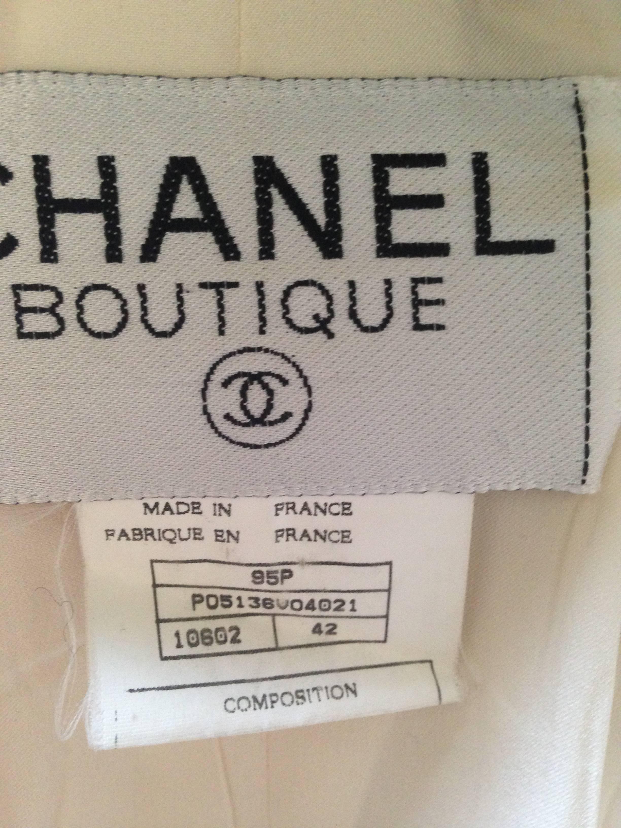 Chanel Boutique 95P White Wool Boucle Pants Suit with Black Raffia Double Trim  For Sale 5