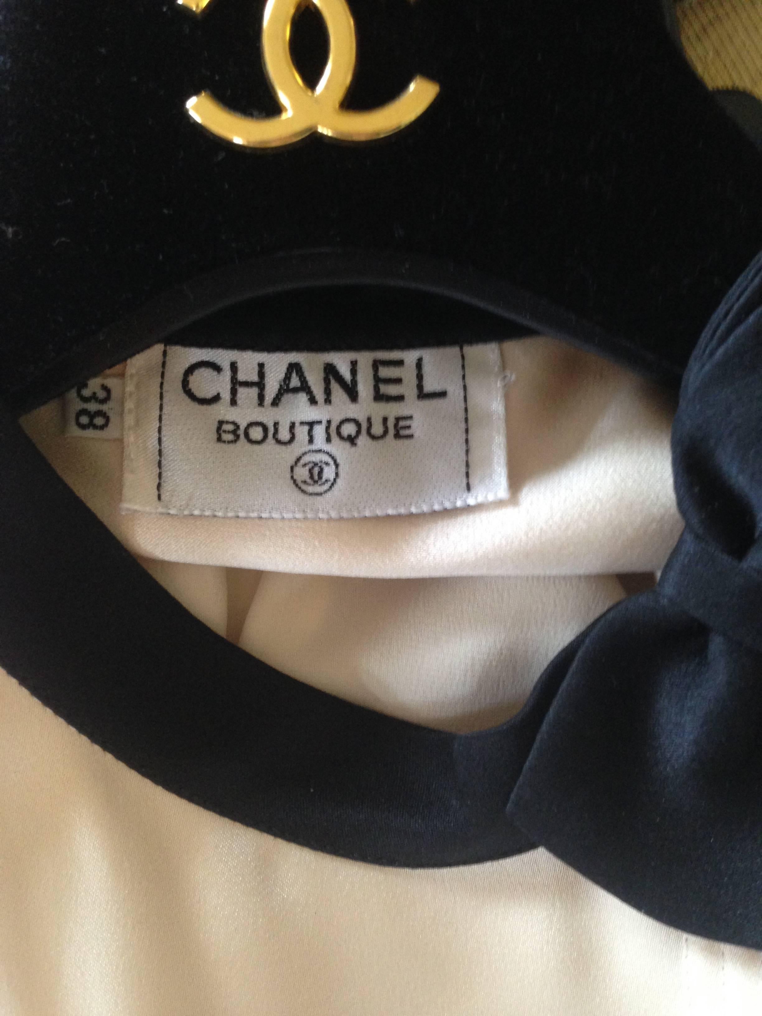 Chanel Boutique circa1984 White Satin Black Bow Pristine Classic Blouse FR38 For Sale 5