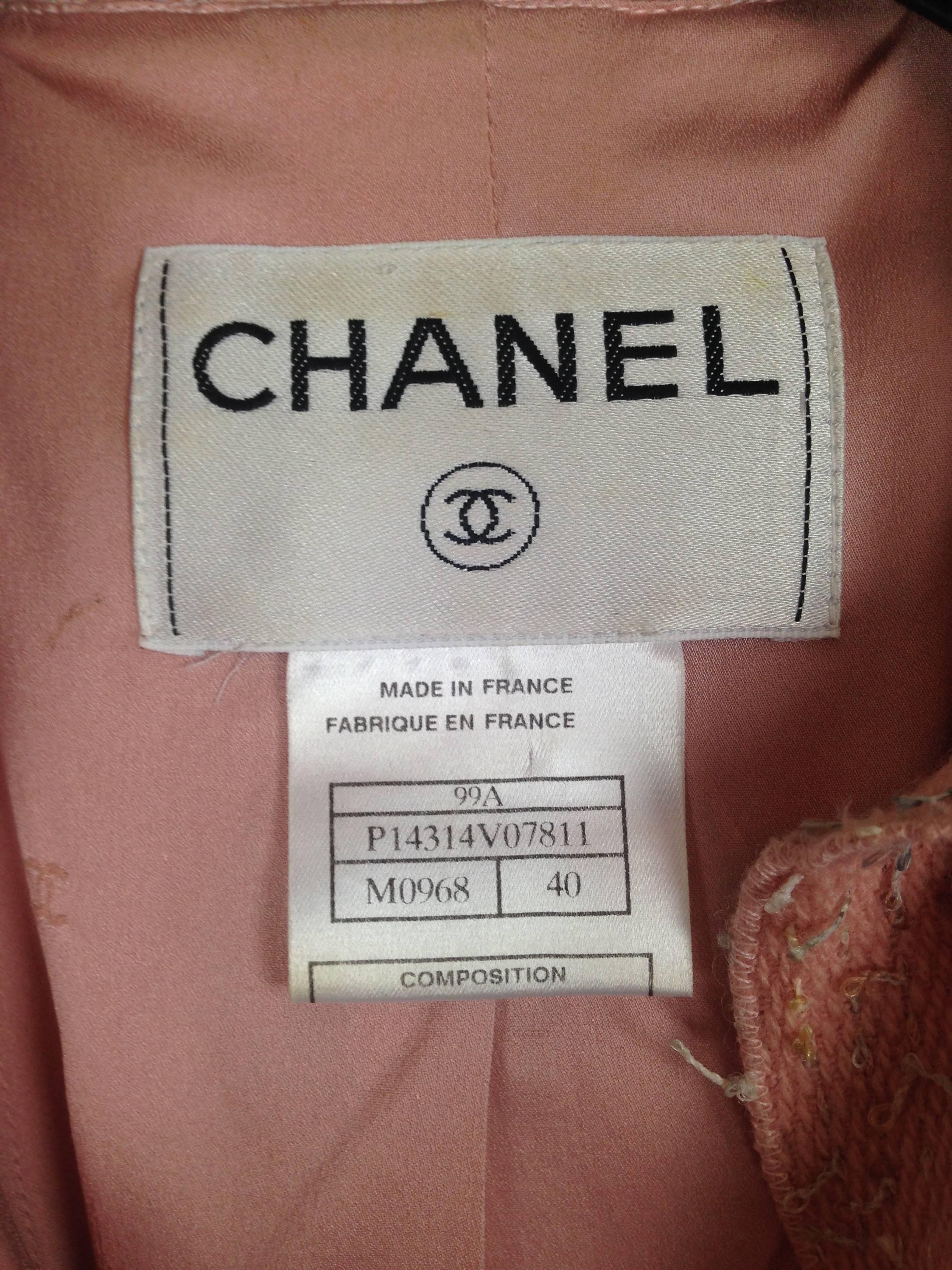 Chanel 1999A Pink Tweed Ruffled Suit Jacket & Skirt with Matching Pouch, FR 40 For Sale 4