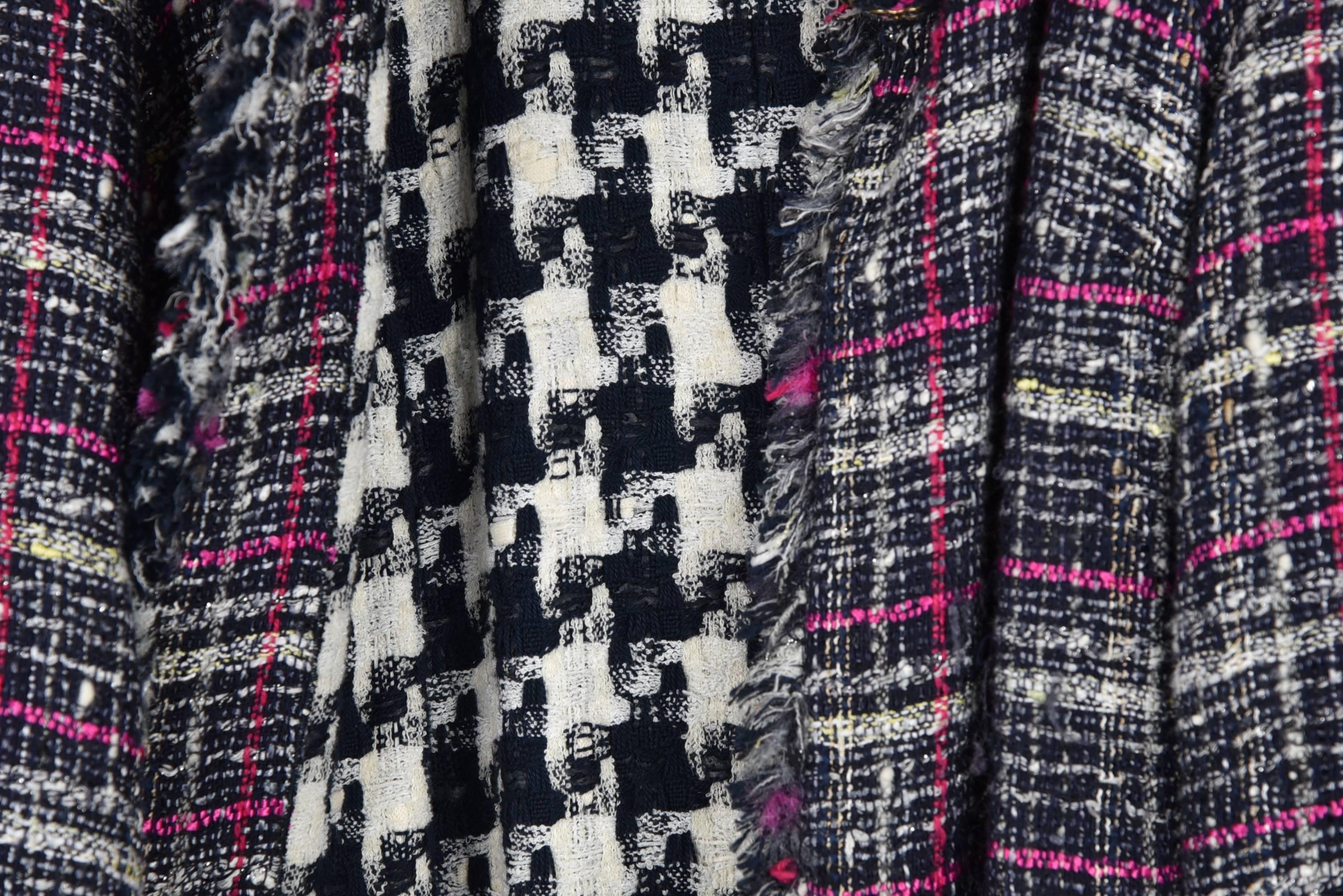Chanel 07P Tweed Plaid Navy/Pink Reversible Coat with Navy &/White Lining FR 38 For Sale 1