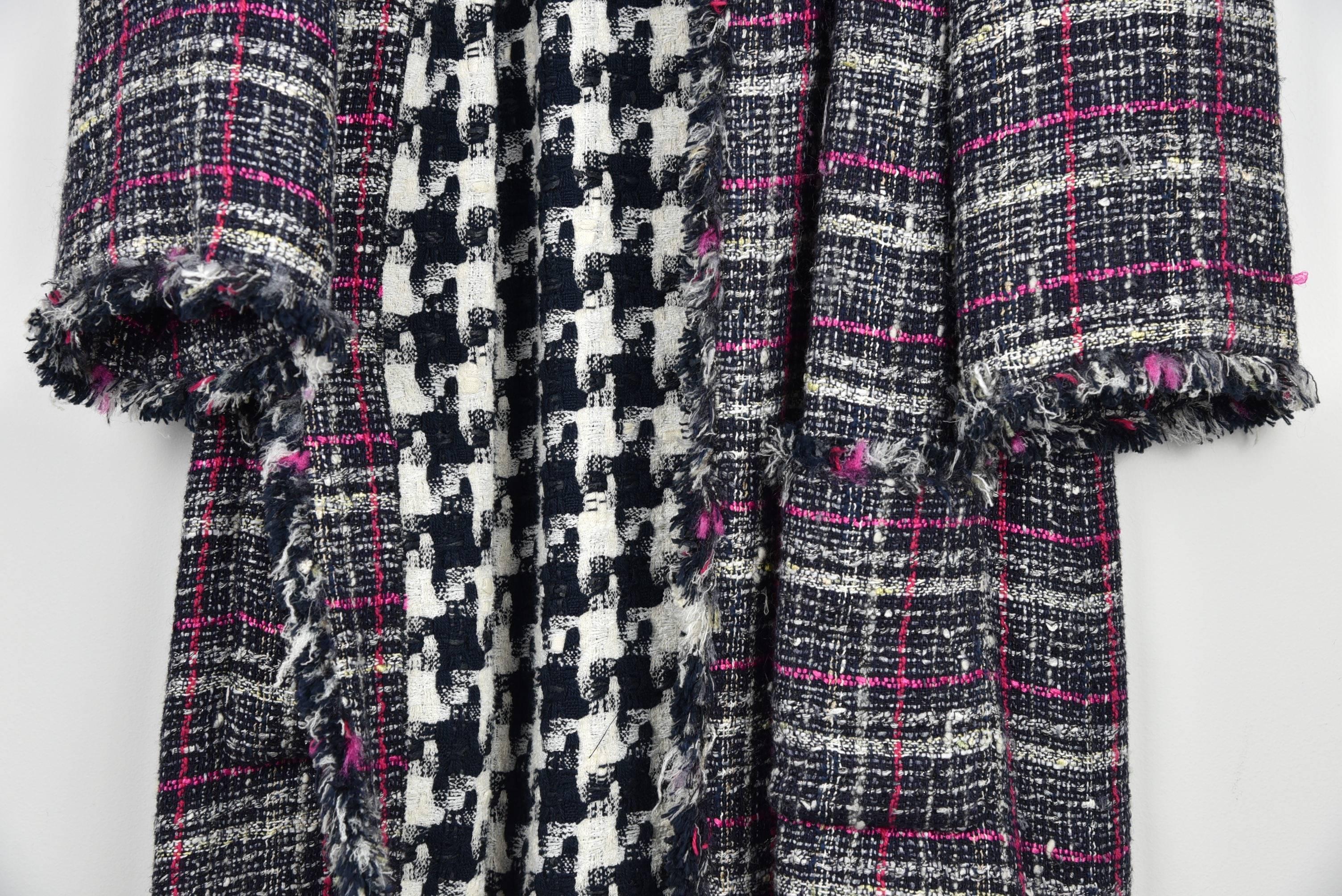 Chanel 07P Tweed Plaid Navy/Pink Reversible Coat with Navy &/White Lining FR 38 For Sale 2