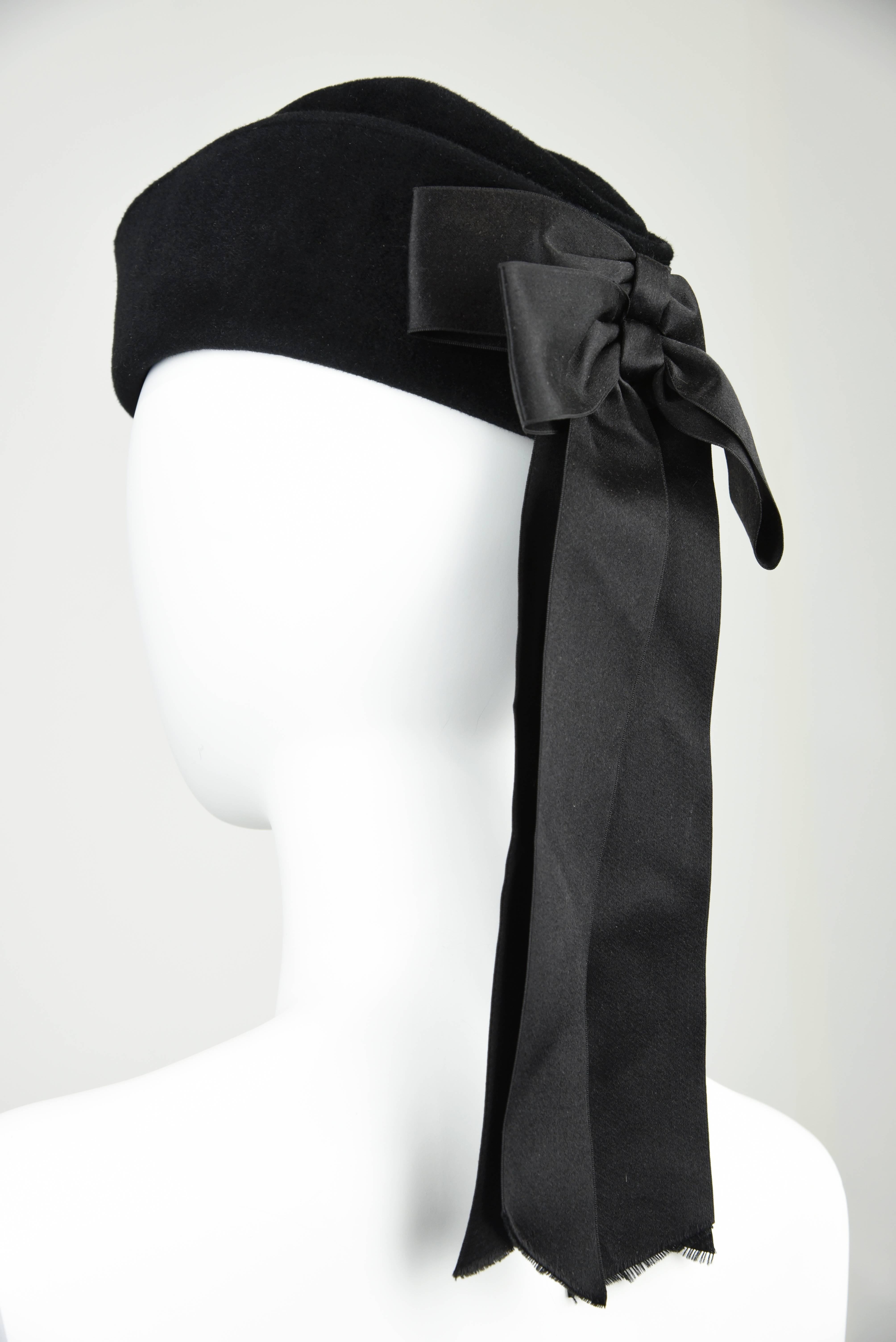1988A Black Felt Hat With Double Black Satin Bow and Ribbons, Size 58 In Excellent Condition For Sale In Portland, OR