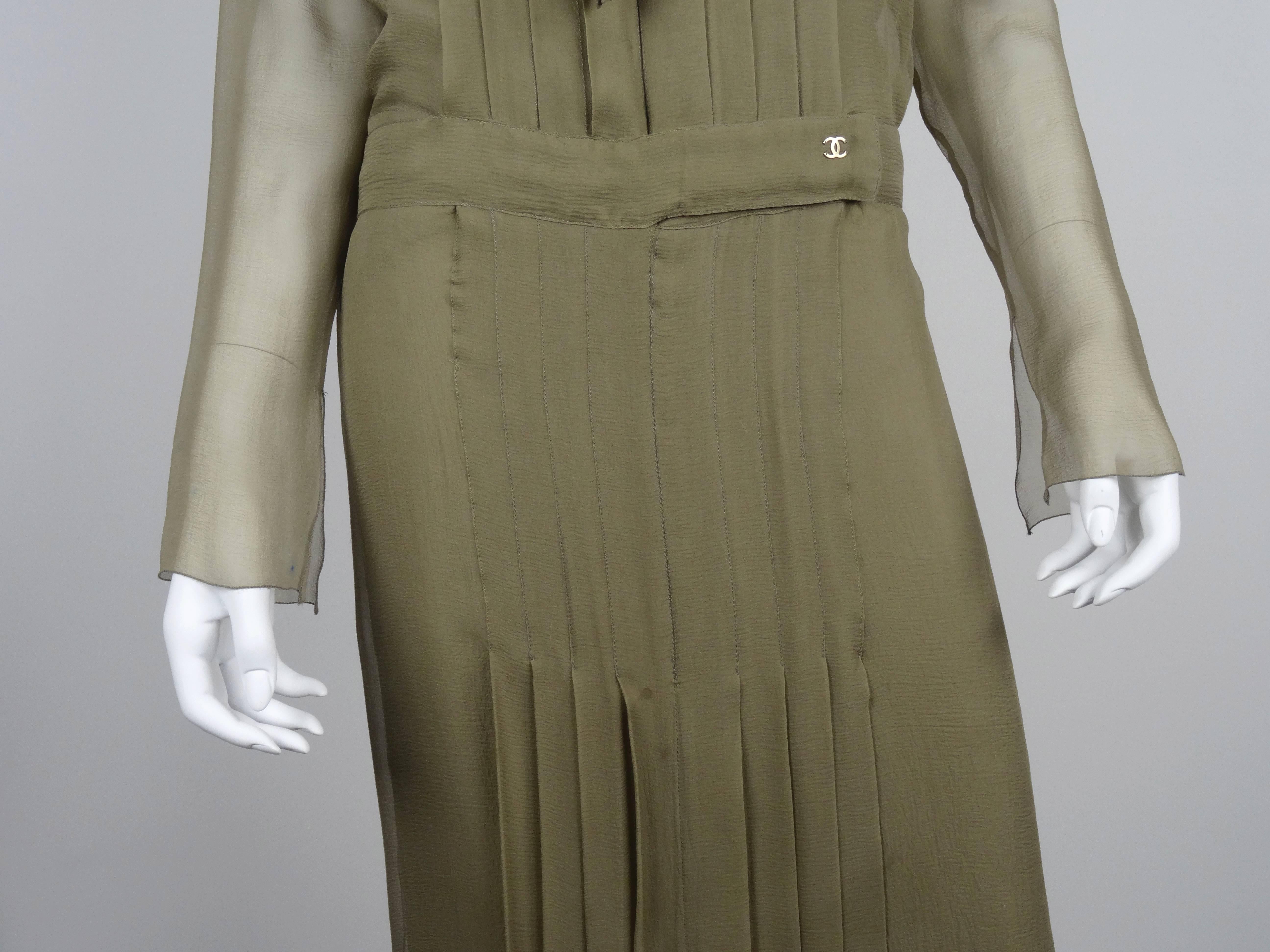 Chanel 2004A Taupe 1920s Style Pleated Sheer Silk 3/4 Length Dress With Bow FR38 For Sale 2