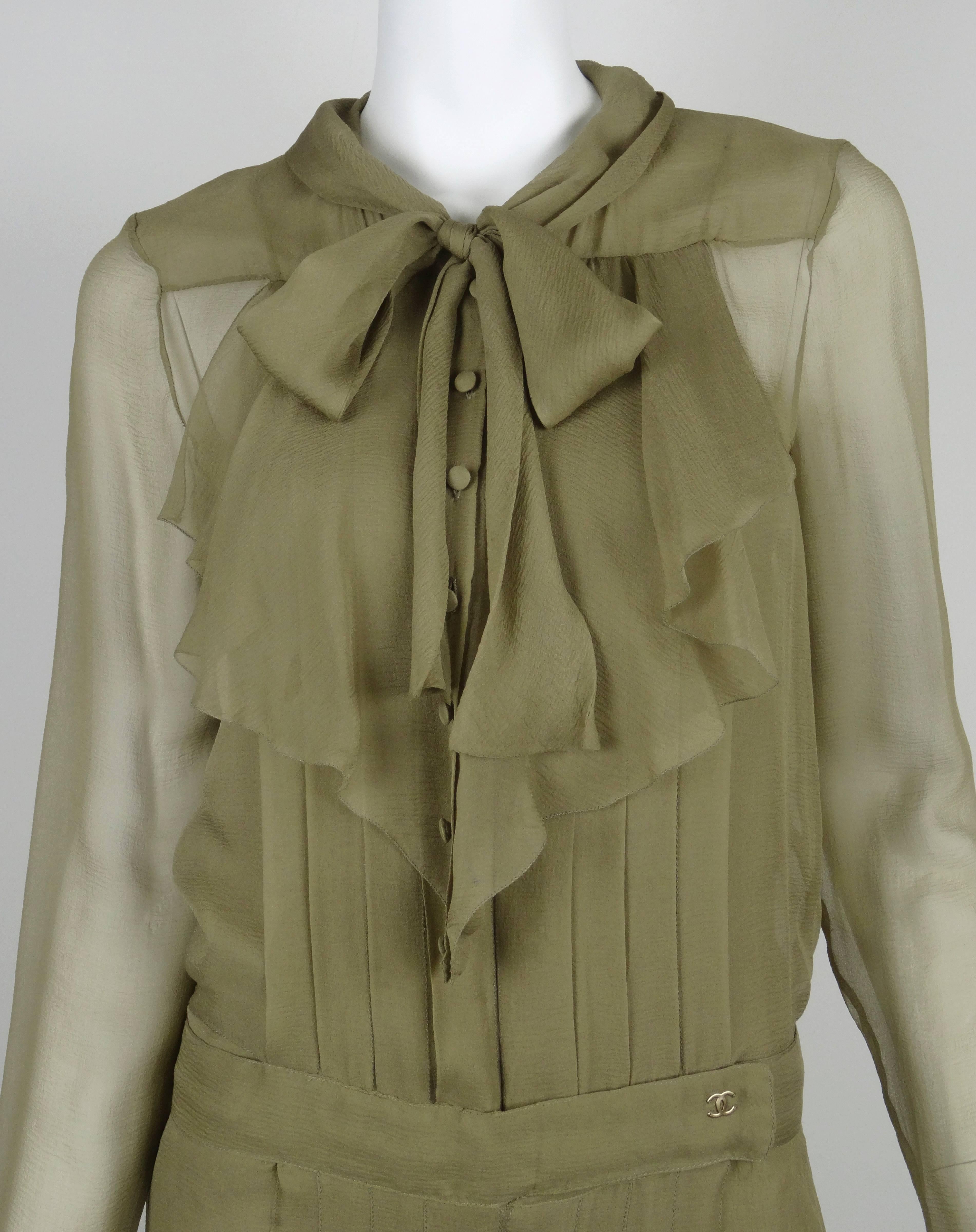 Women's Chanel 2004A Taupe 1920s Style Pleated Sheer Silk 3/4 Length Dress With Bow FR38 For Sale