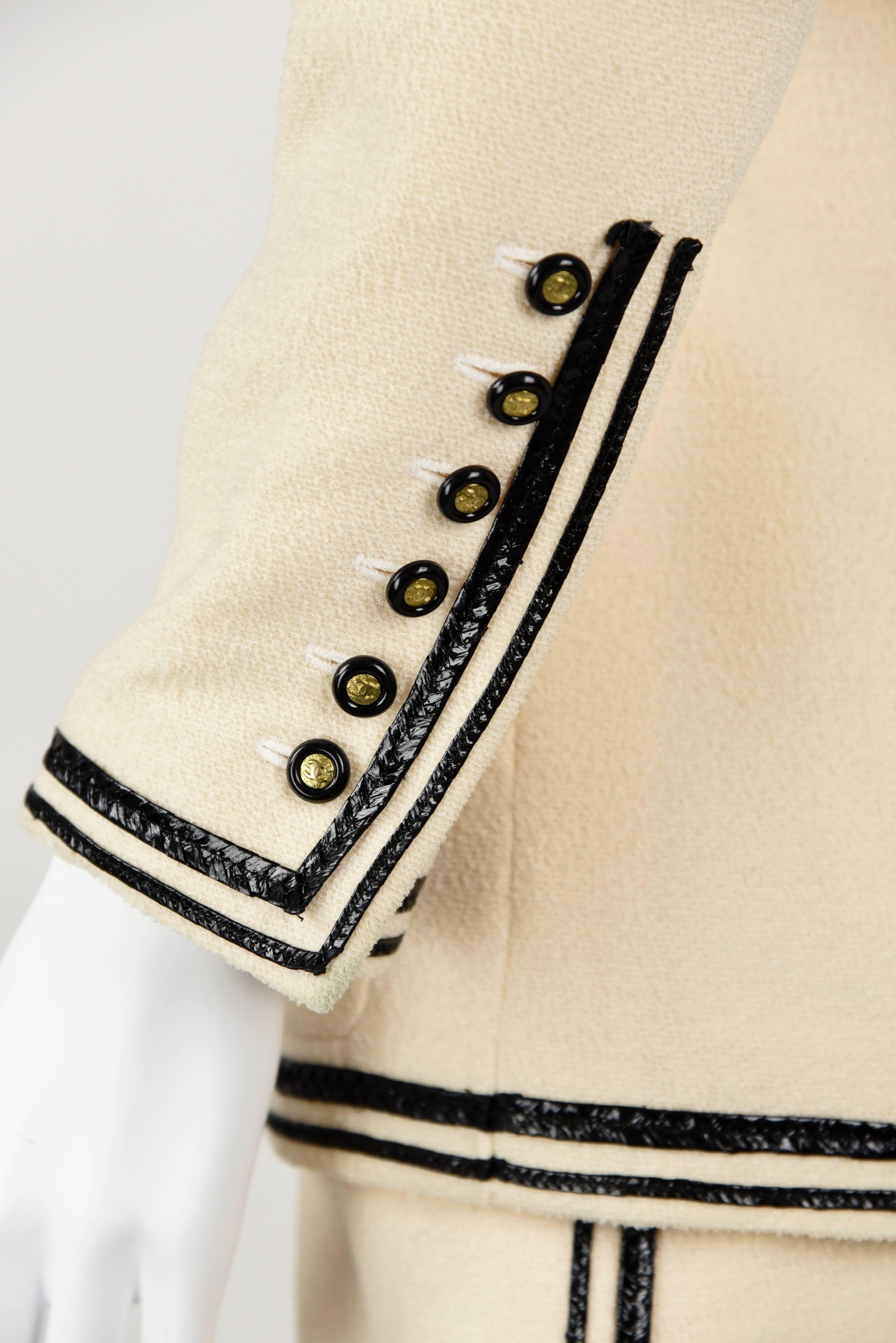 Chanel Boutique 95P White Wool Boucle Pants Suit with Black Raffia Double Trim  For Sale 1