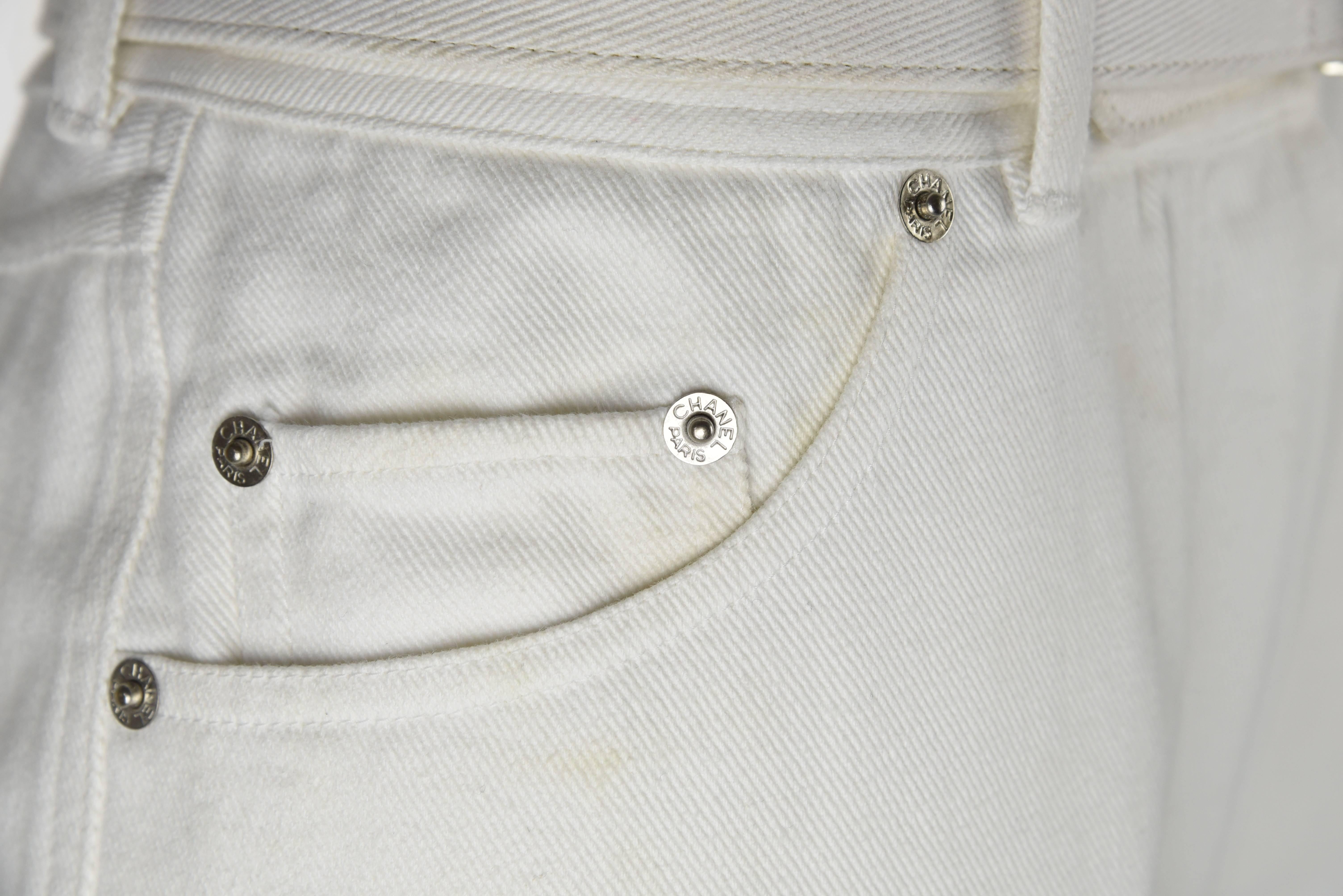Women's Chanel 1995P White Twill Cotton Jeans with Silver Belt Buckle & CC Pocket FR38 For Sale