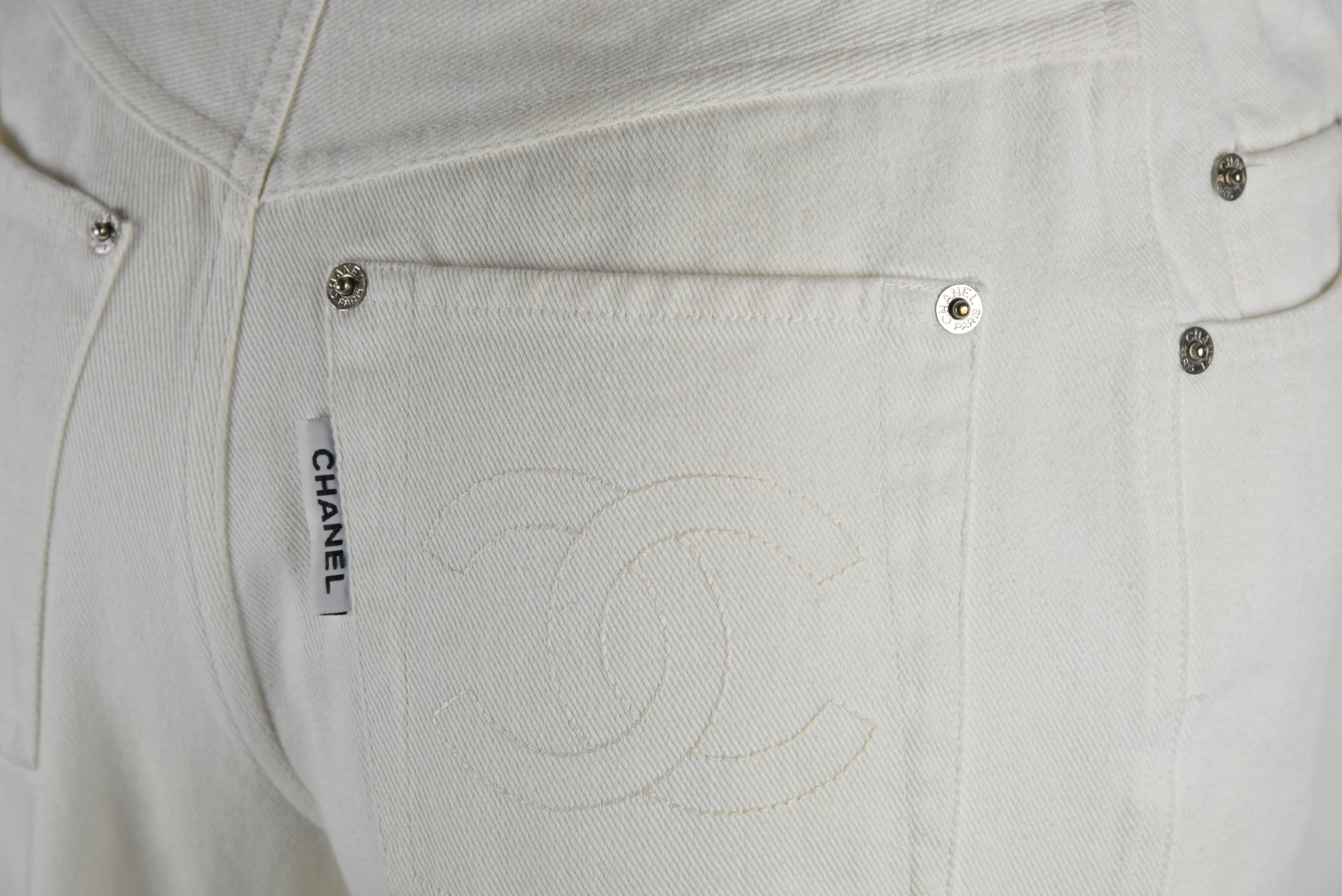 Chanel 1995P White Twill Cotton Jeans with Silver Belt Buckle & CC Pocket FR38 In Excellent Condition For Sale In Portland, OR
