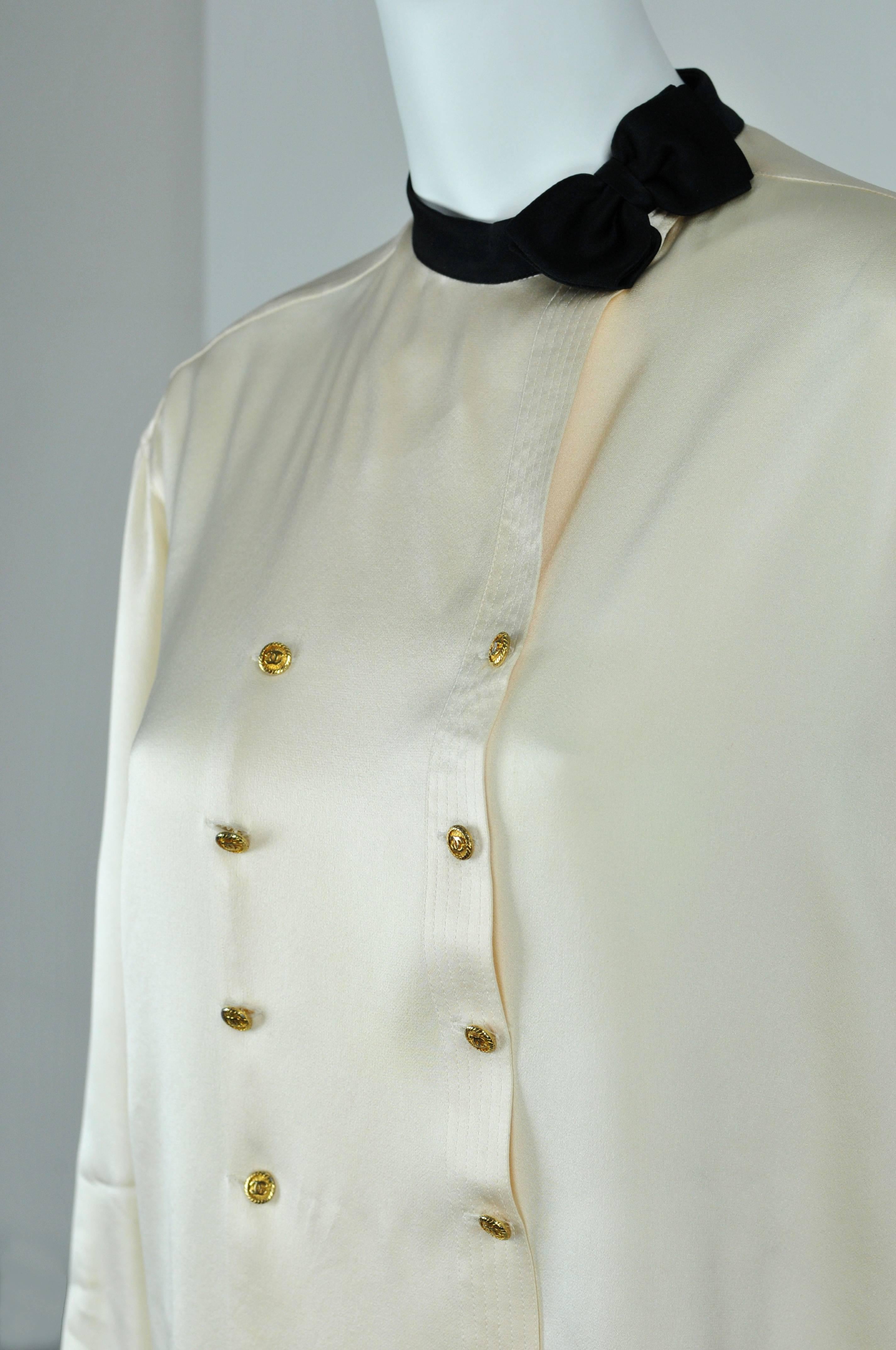 Chanel Boutique circa1984 White Satin Black Bow Pristine Classic Blouse FR38 In Excellent Condition For Sale In Portland, OR