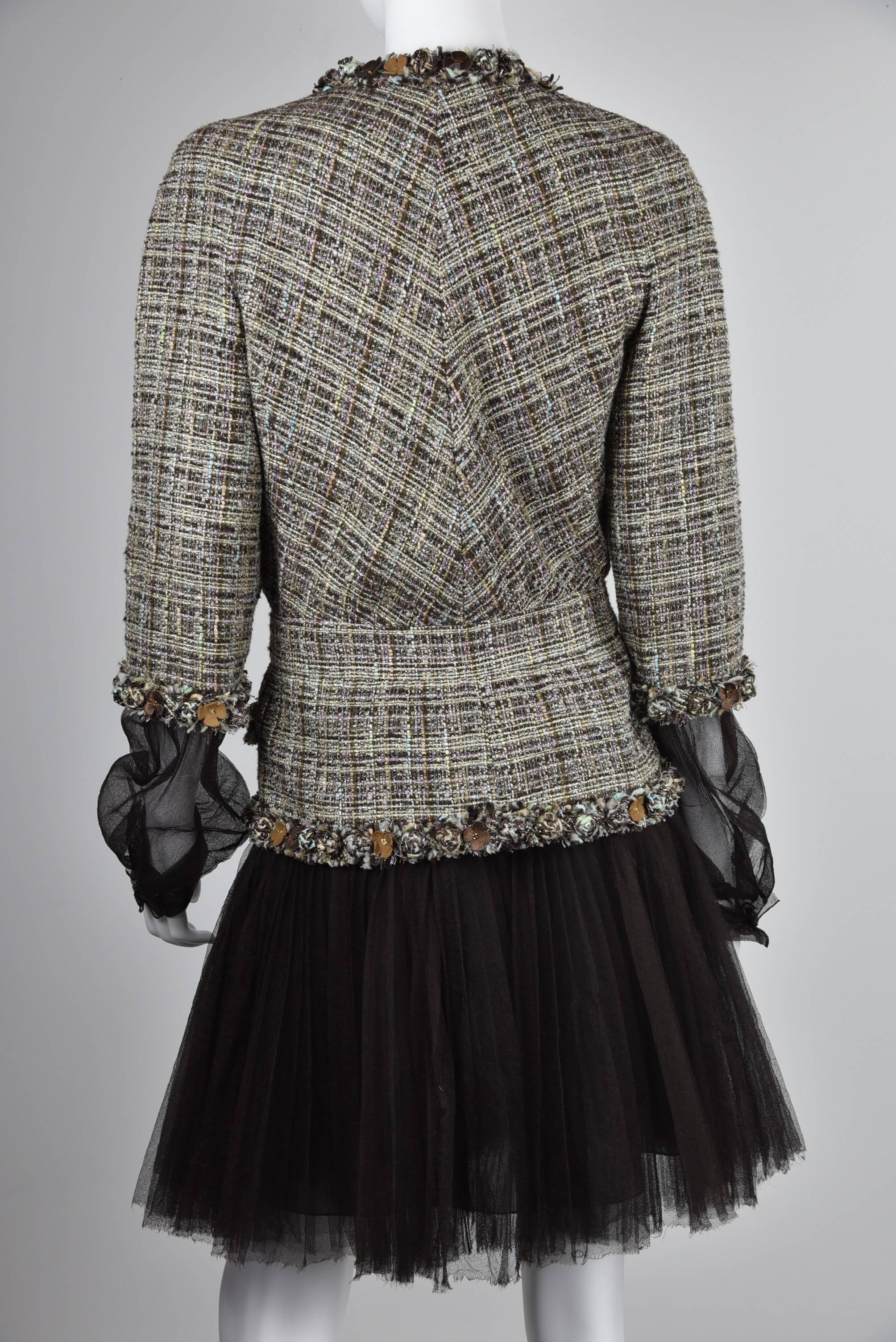 Chanel 2007A Demi Couture Brown TweedJacket/ Dress with Lambskin Flowers  FR 42 In New Condition For Sale In Portland, OR