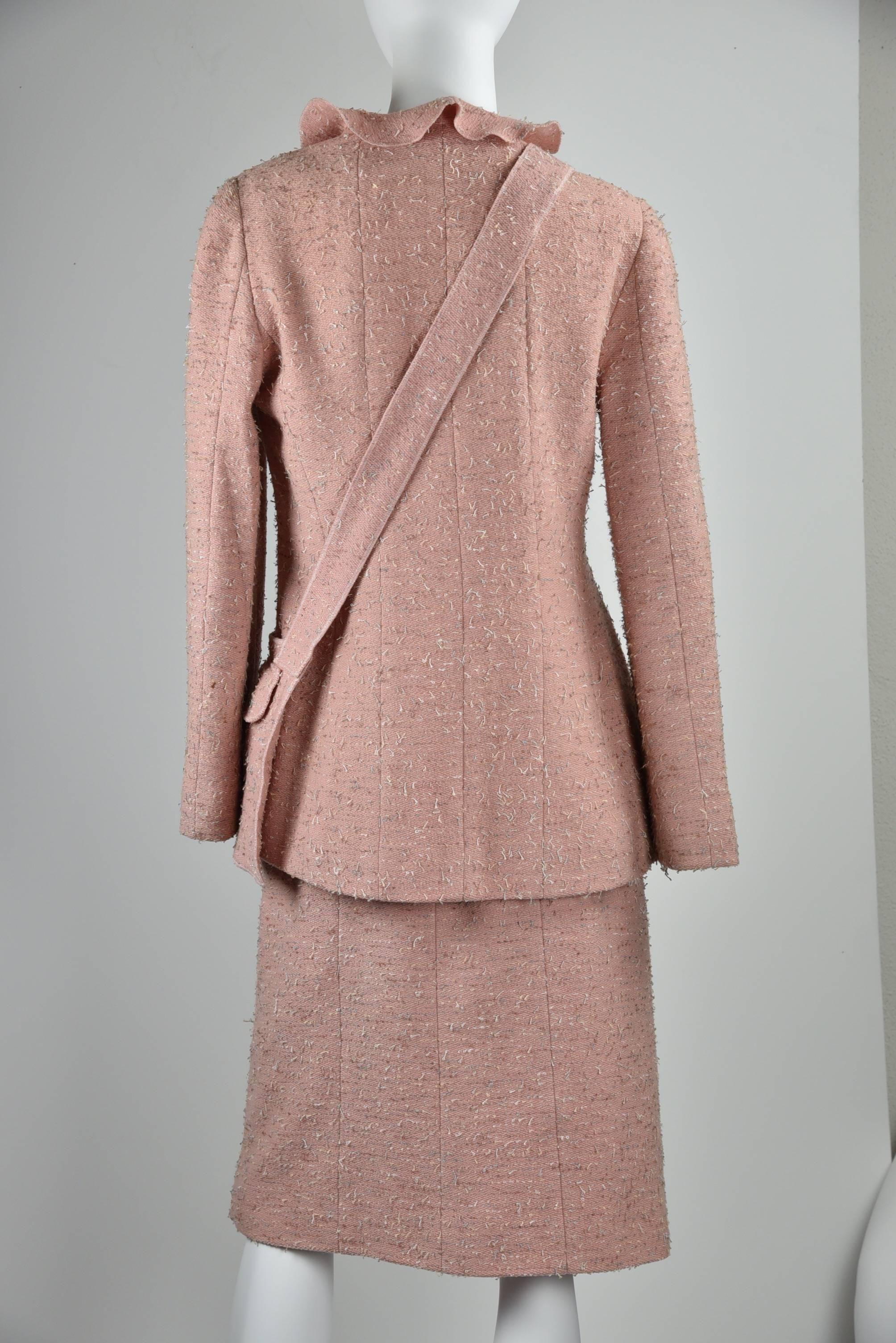 Chanel 1999A Pink Tweed Ruffled Suit Jacket & Skirt with Matching Pouch, FR 40 In Excellent Condition For Sale In Portland, OR
