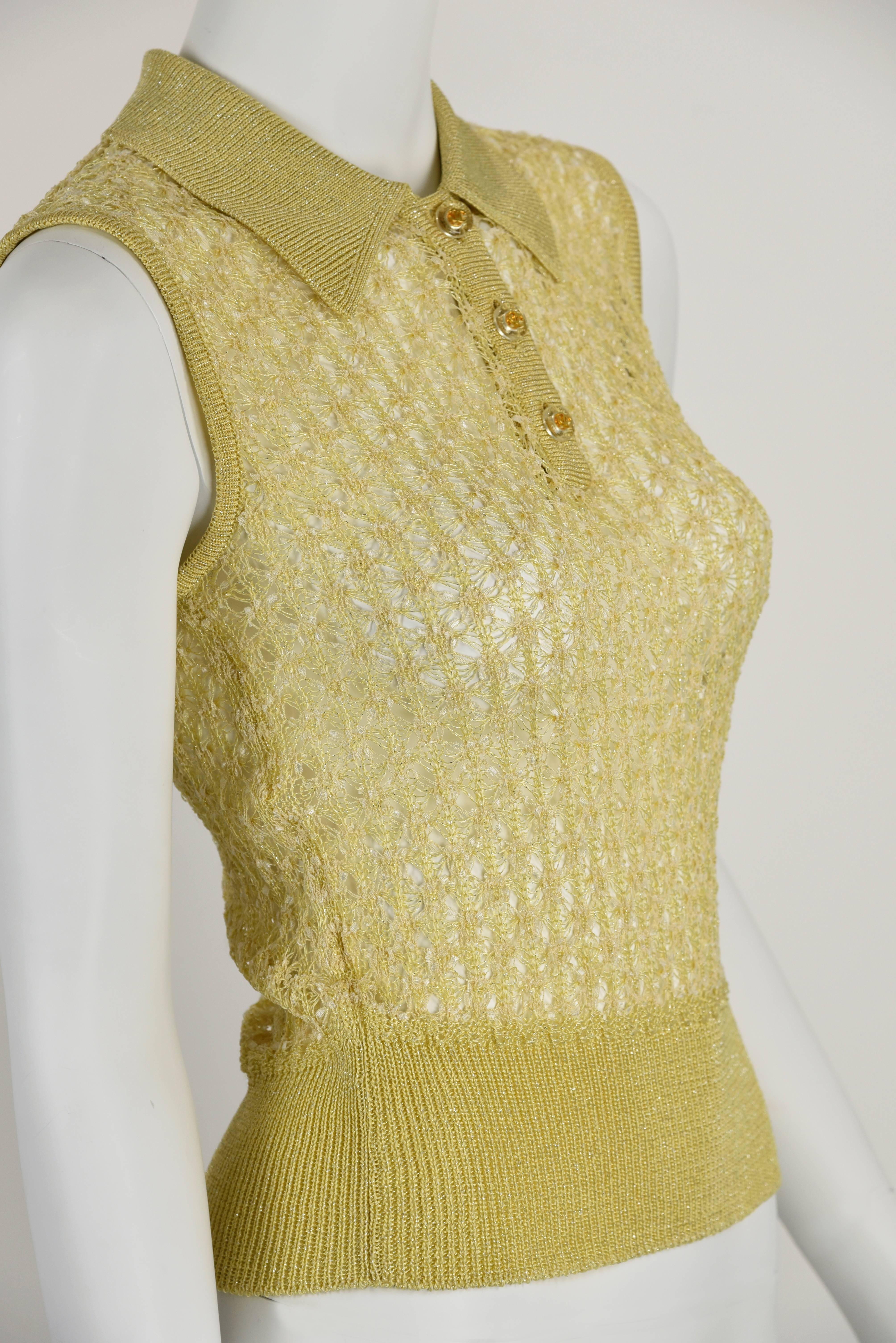 A charming summer top that adds interest and sparkle to a suit, skirt or pants.
Fabric is 36% acetate, 36% rayon 22% nylon and 6% polyester.  Buttons are clear with gold CCs.
Chanel#P07785V00360 