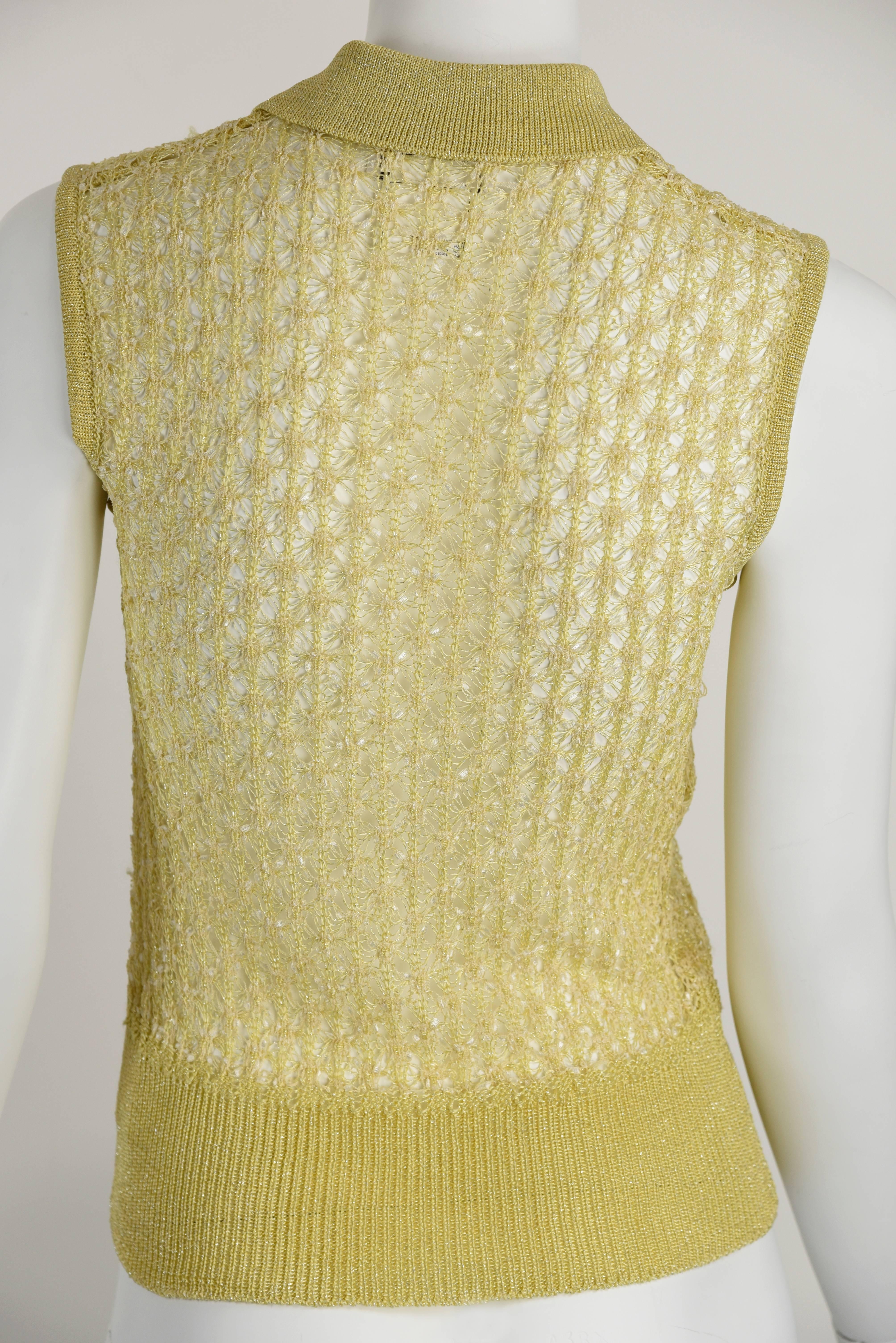 De las mujeres Chanel Boutique 1997P Top sin mangas de ganchillo dorado/metálico con botones transparentes 42 en venta