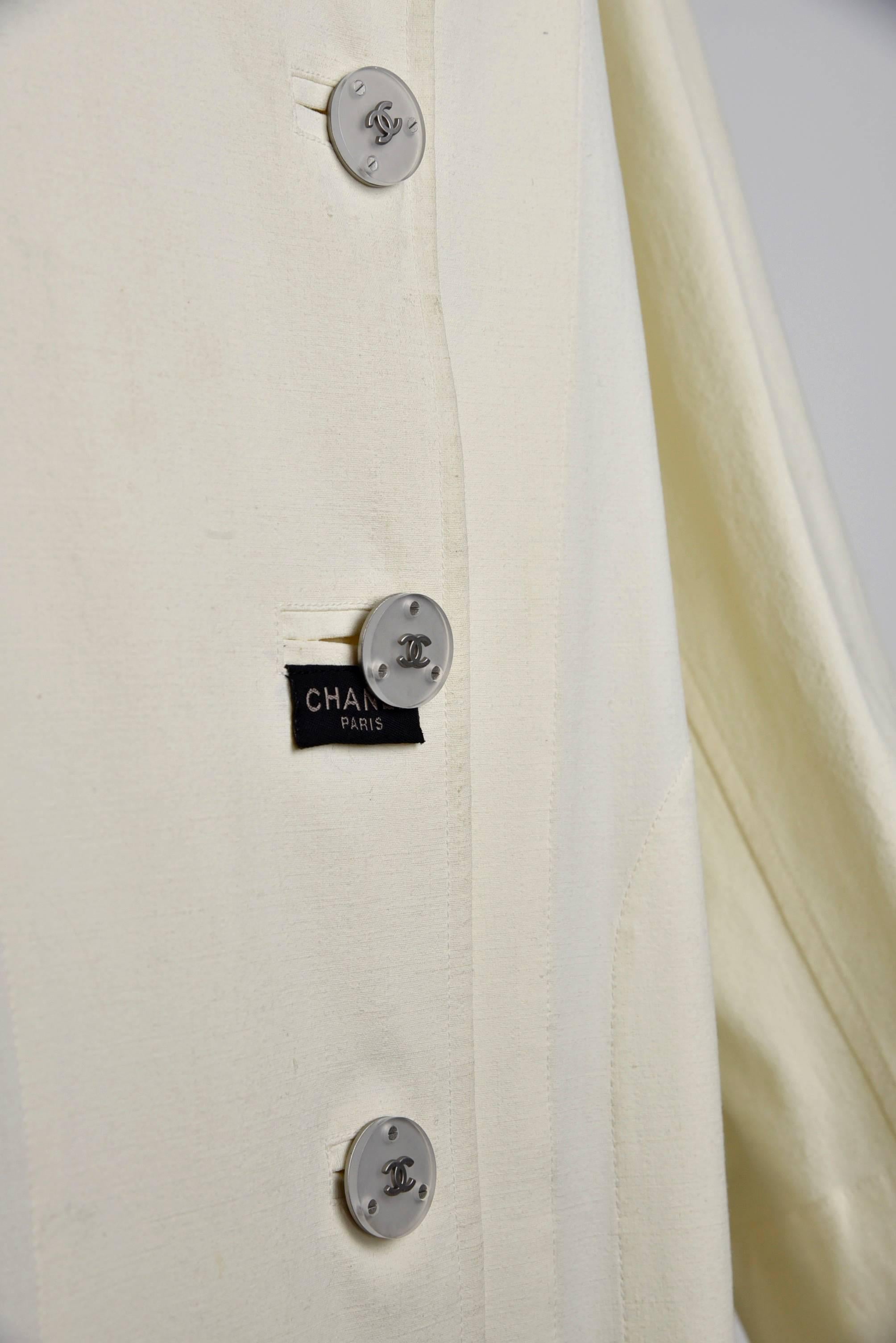 Beige Chanel 1999P White Raincoat Size 40 For Sale