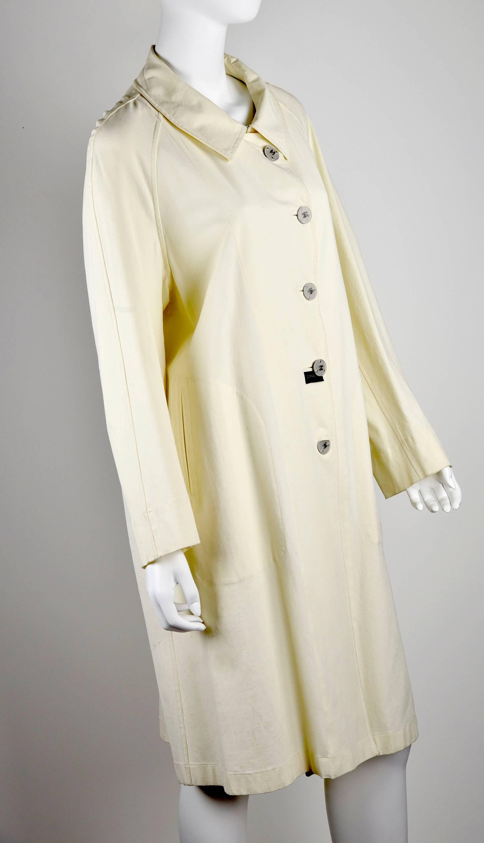 Women's Chanel 1999P White Raincoat Size 40 For Sale