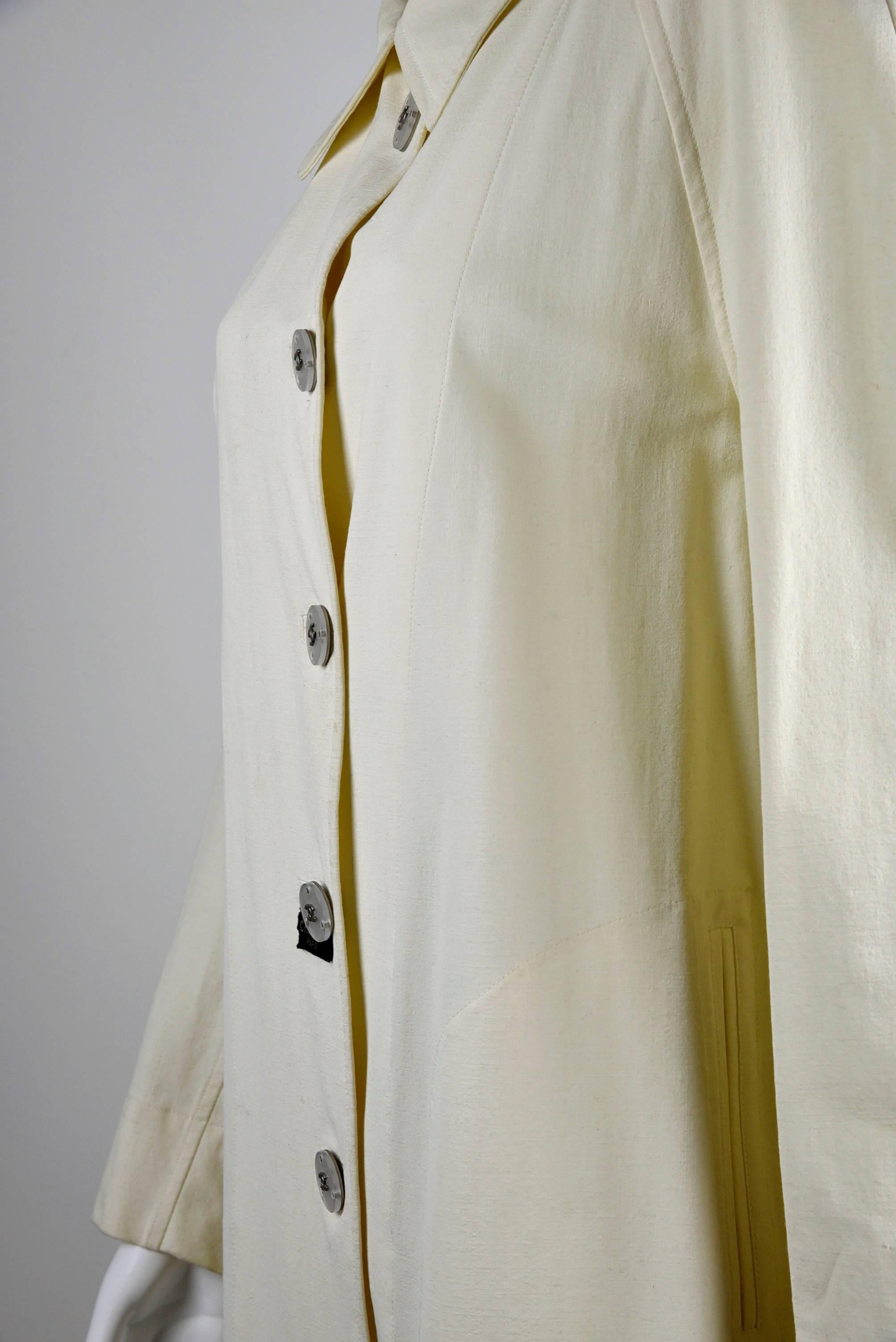 Chanel 1999P White Raincoat Size 40 In New Condition For Sale In Portland, OR