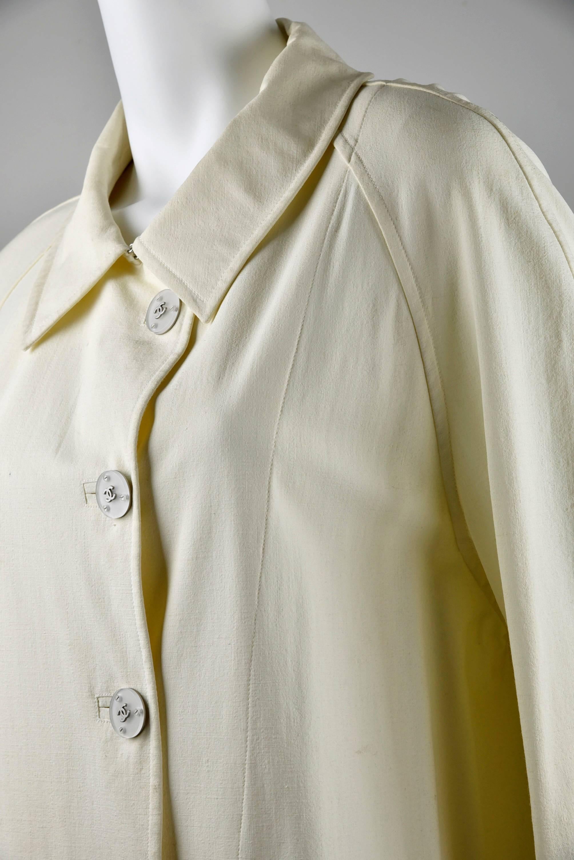 Chanel 1999P White Raincoat Size 40 For Sale 4