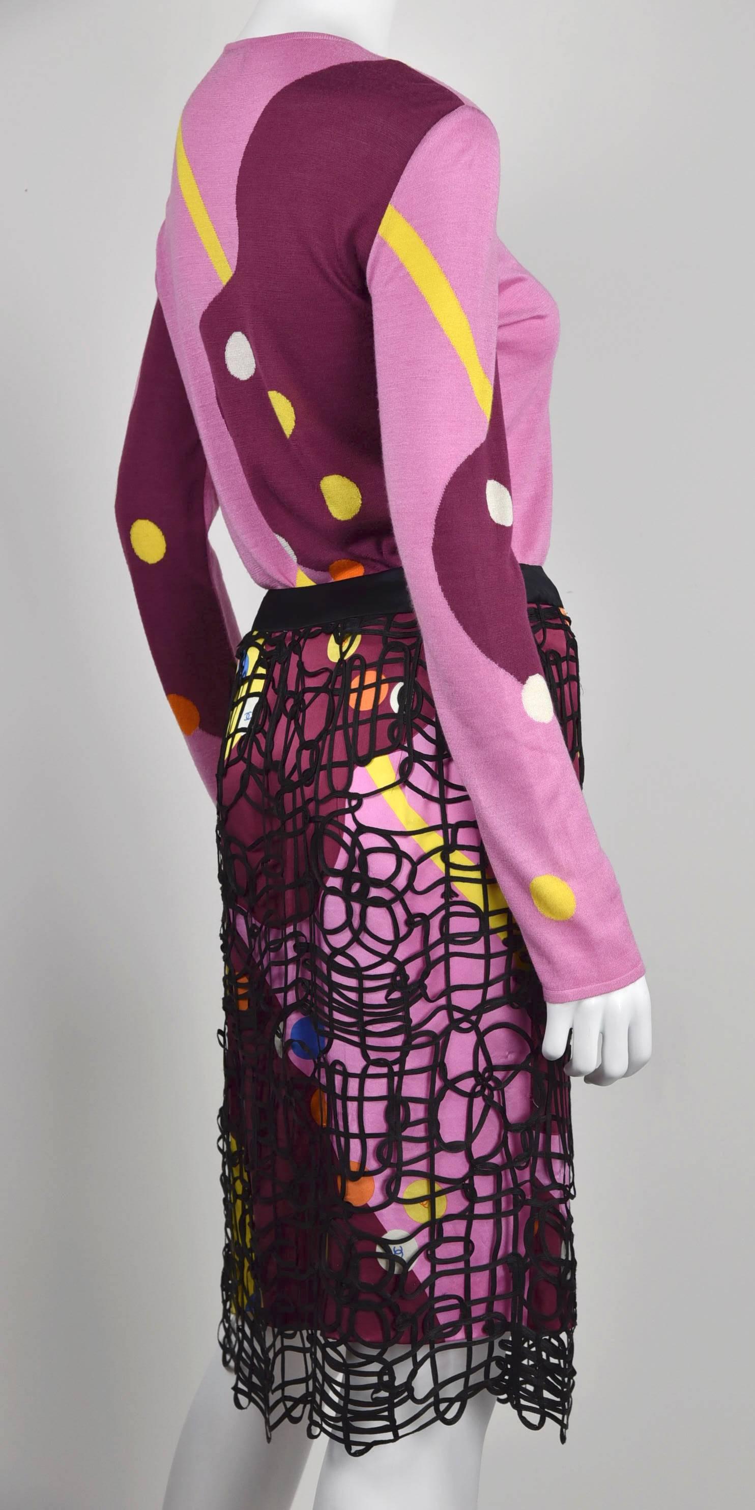 2000T Chanel Yellow/Pink Pattern Sweater and Silk Skirt w/Black Net Overlay FR40 In Excellent Condition For Sale In Portland, OR