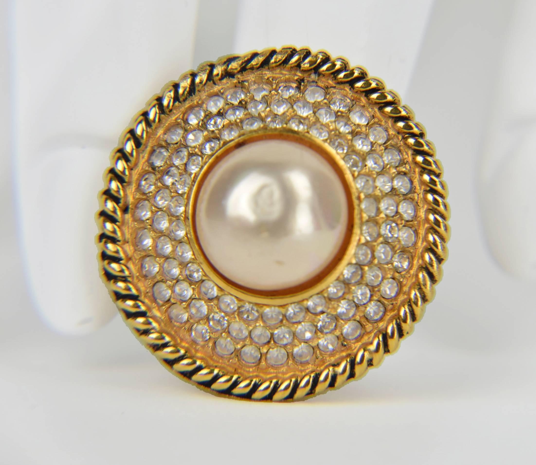 Beautiful and Classic Chanel clip earrings. A dramatic look.
Measurements: Earring is 1.25"in diameter and the pearl is .5" in diameter.