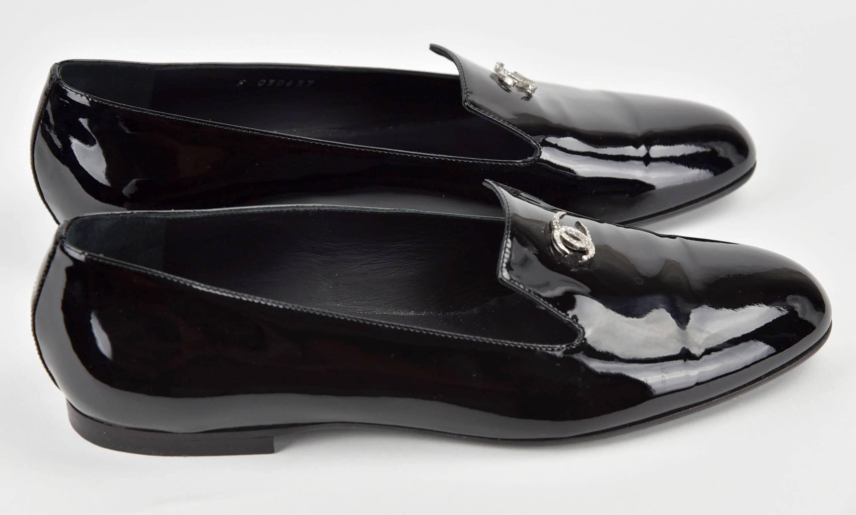 2015 Chanel Black Patent Leather Loafers with Rhinestone CC FR 40 1/2 In Excellent Condition In Portland, OR