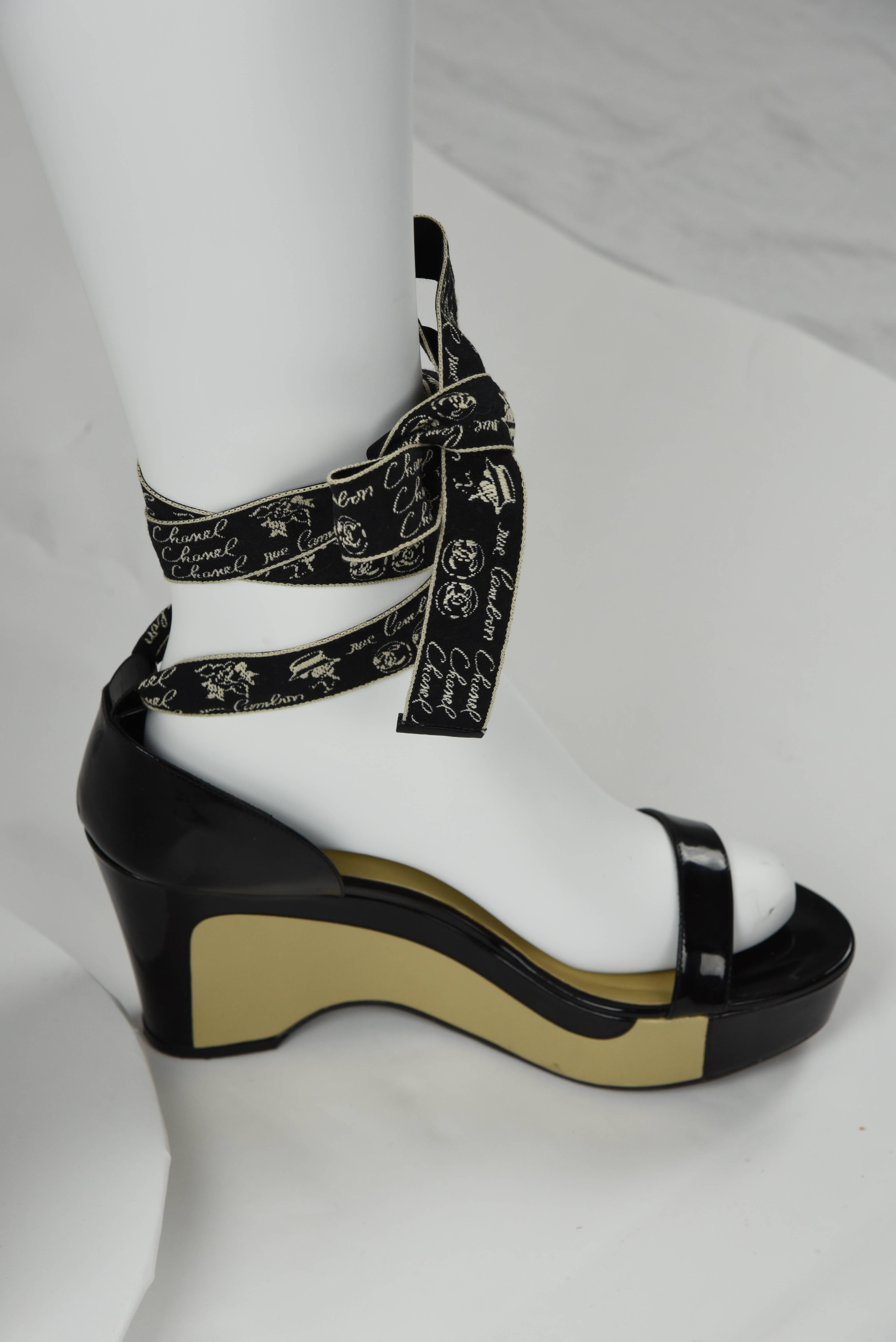 2000's Chanel Black And Beige Patent Leather Platform Sandals With Ribbons FR 41 For Sale 6