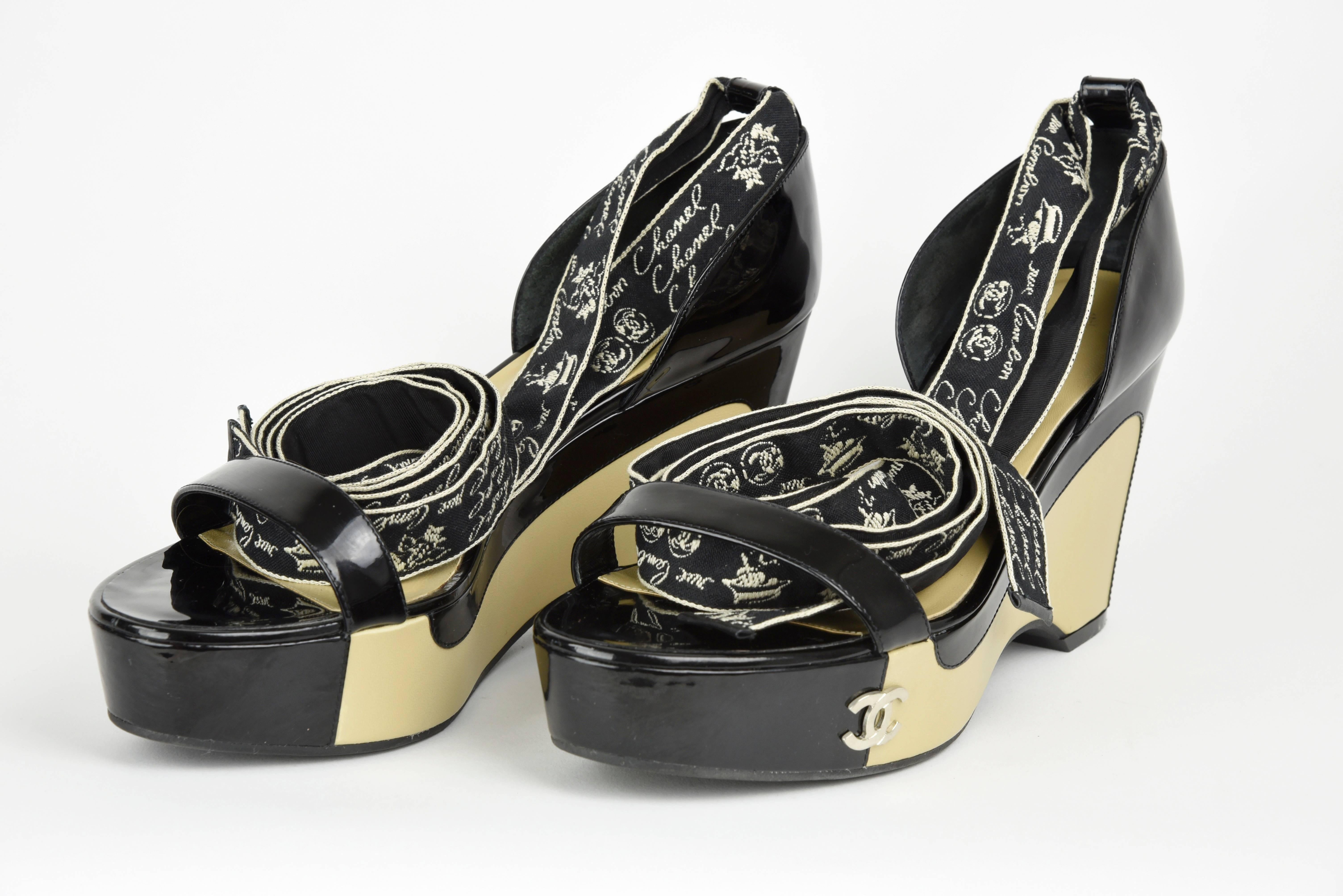 2000's Chanel Black And Beige Patent Leather Platform Sandals With Ribbons FR 41 For Sale 1