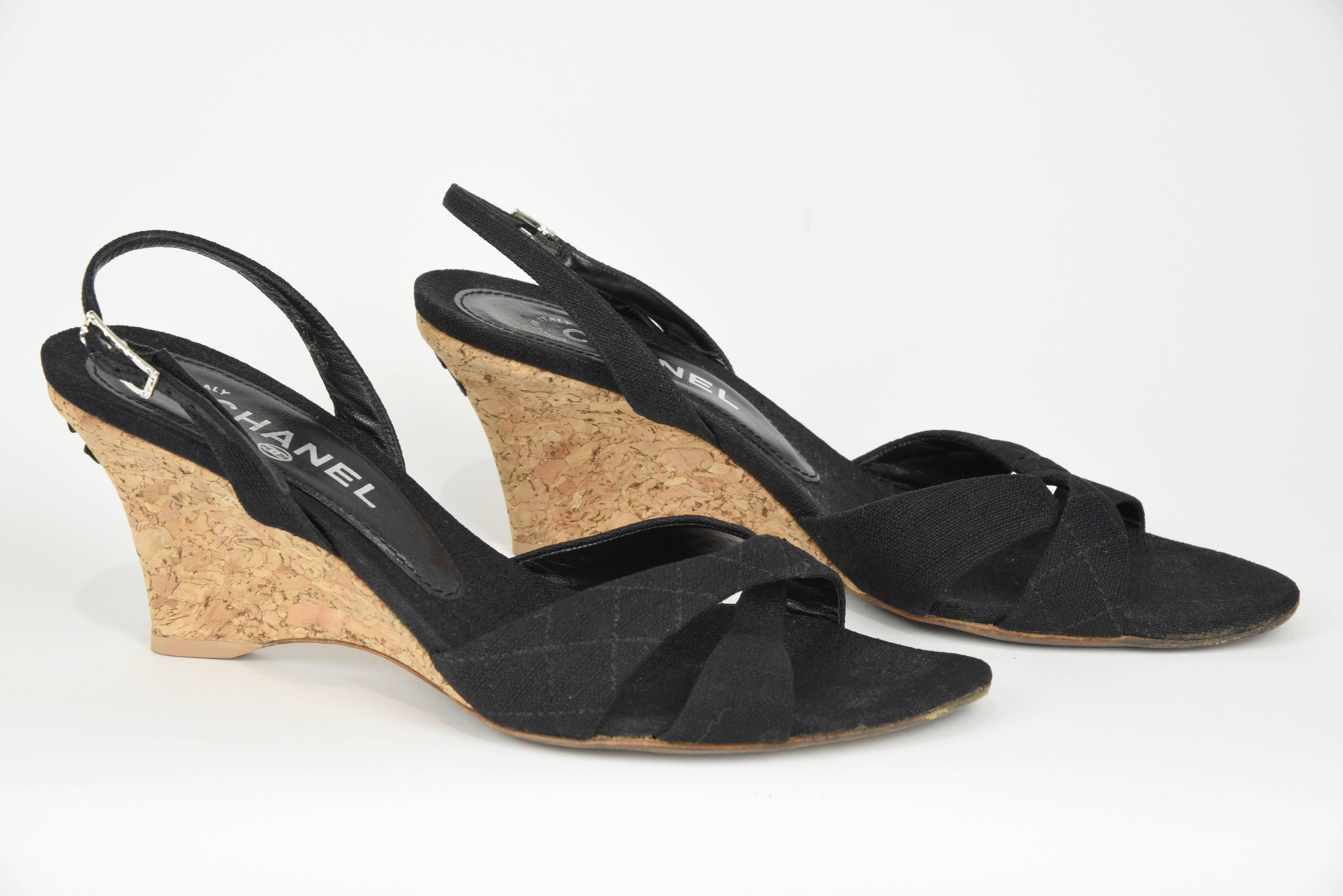 Pretty and flattering summer heels.
Size FR 41
Heels 3"