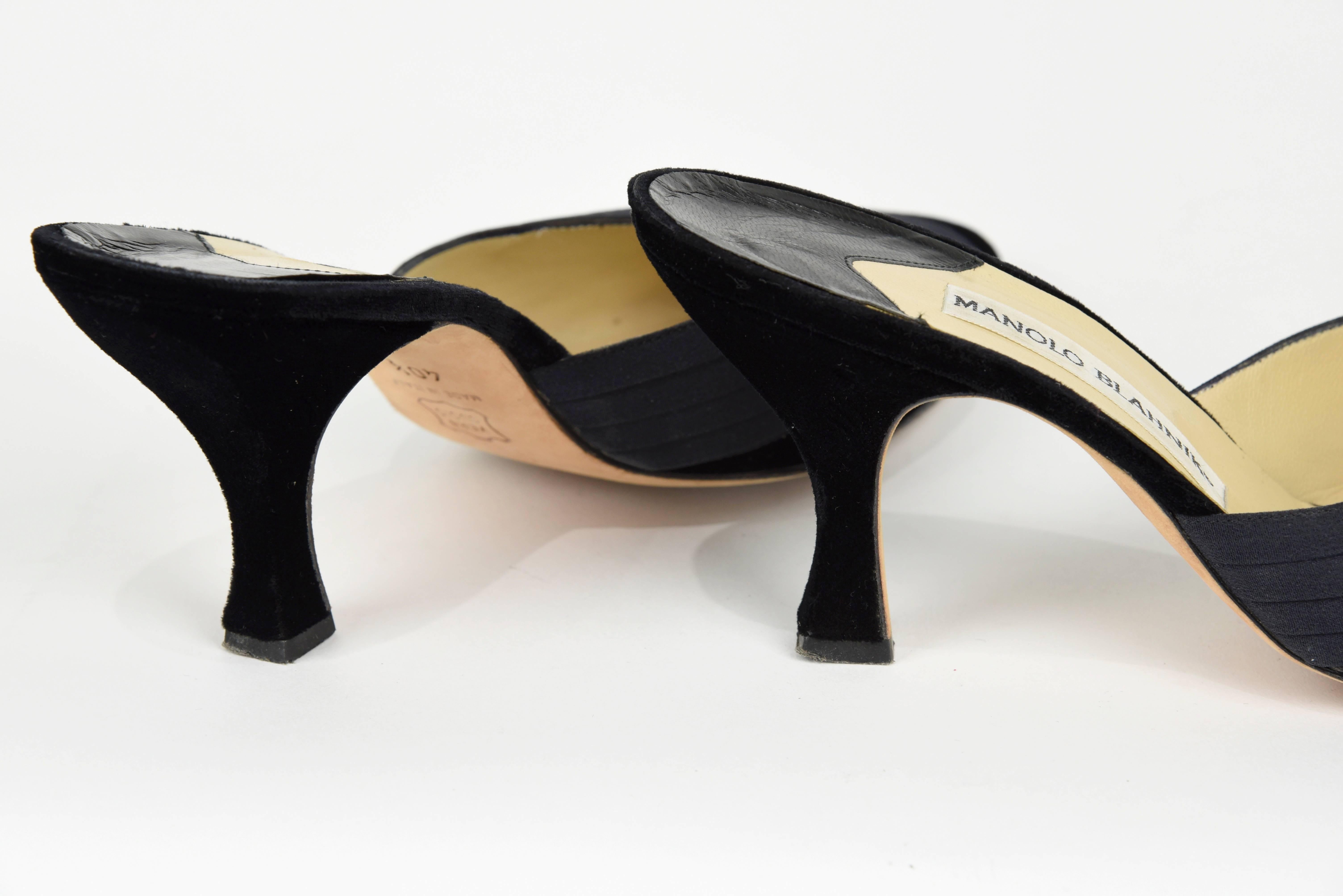 2010 Manolo Blahnik Black Velvet and Pleated Silk Formal Mule, Size 40 1/2 In Excellent Condition For Sale In Portland, OR