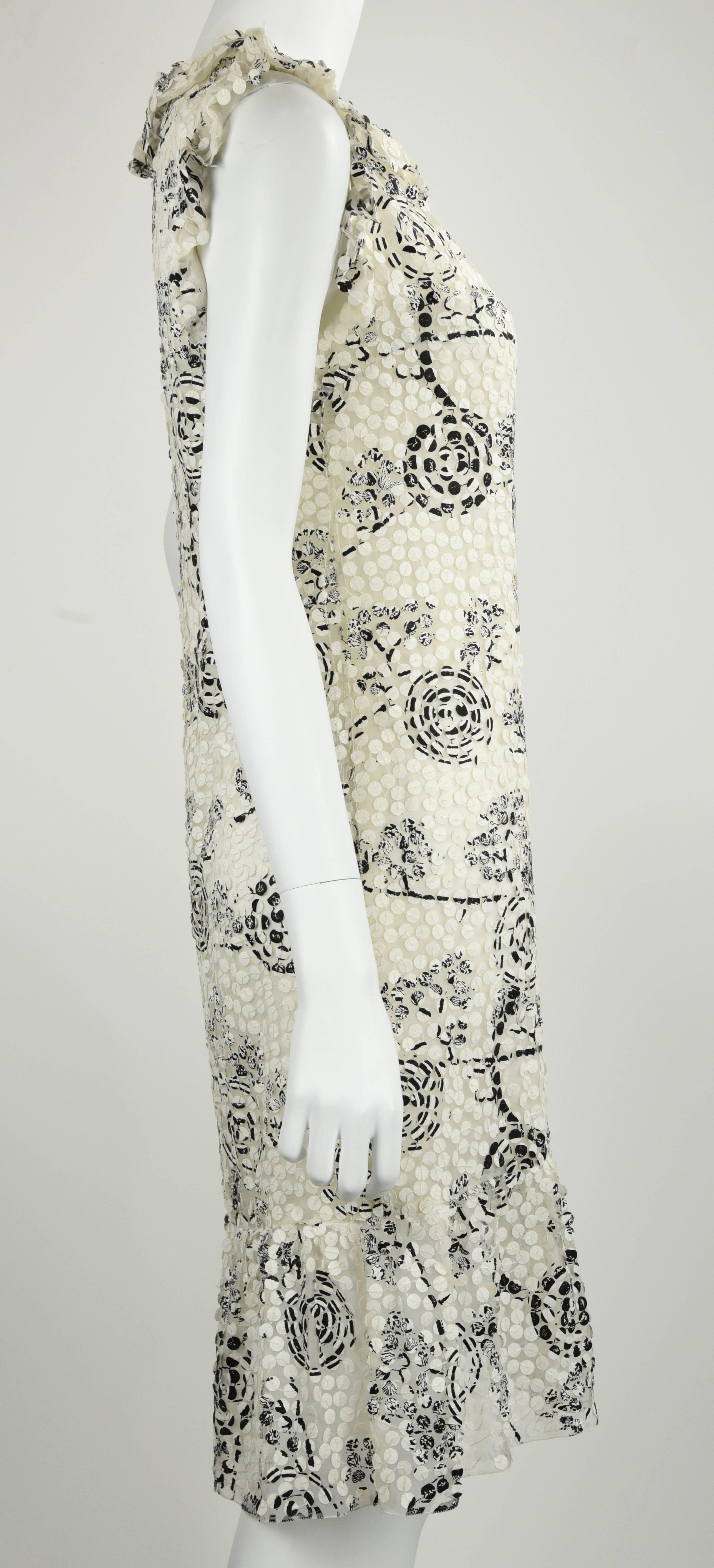 This is a lovely and unusual Chanel Dress with great versatility. Textiles are 40% vinyl, 30% linen and 30% silk.