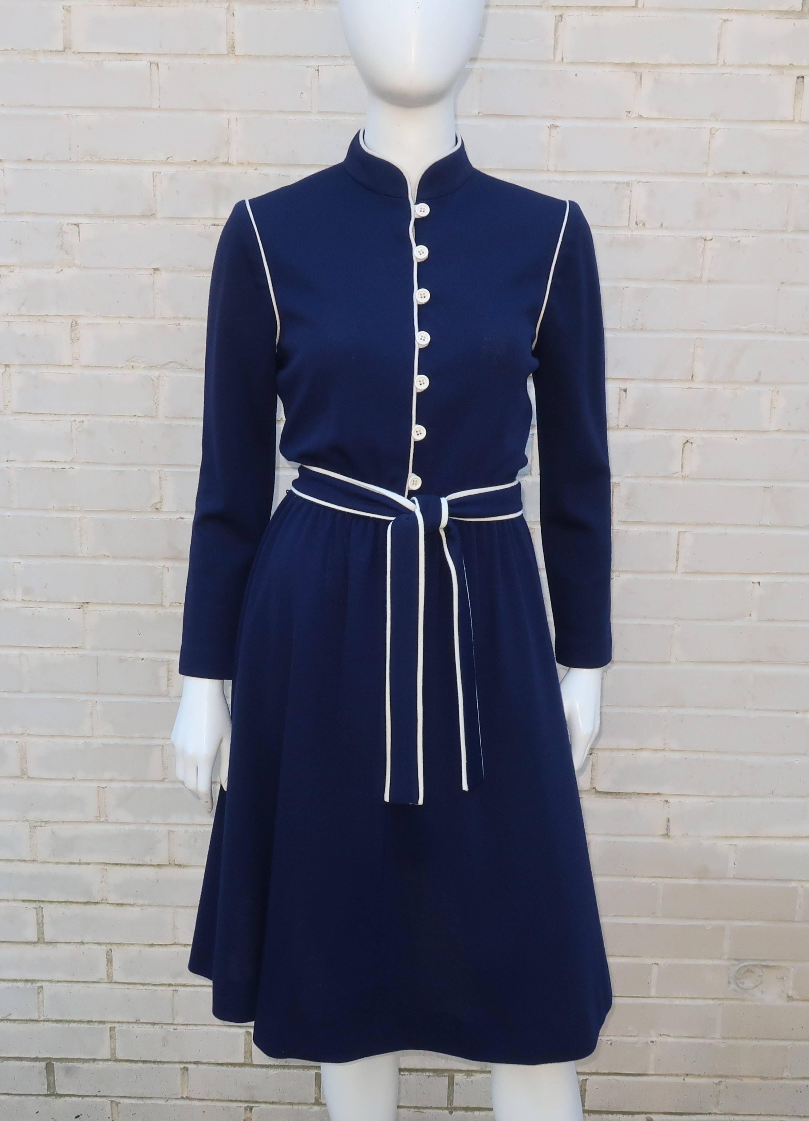 The David Warren fashion label is one of Leslie Fay's upscale lines catering to women looking for affordable and attractive designs suitable for everyday wear.  This adorable wool blended navy blue knit dress fits that description to a 'T' and can