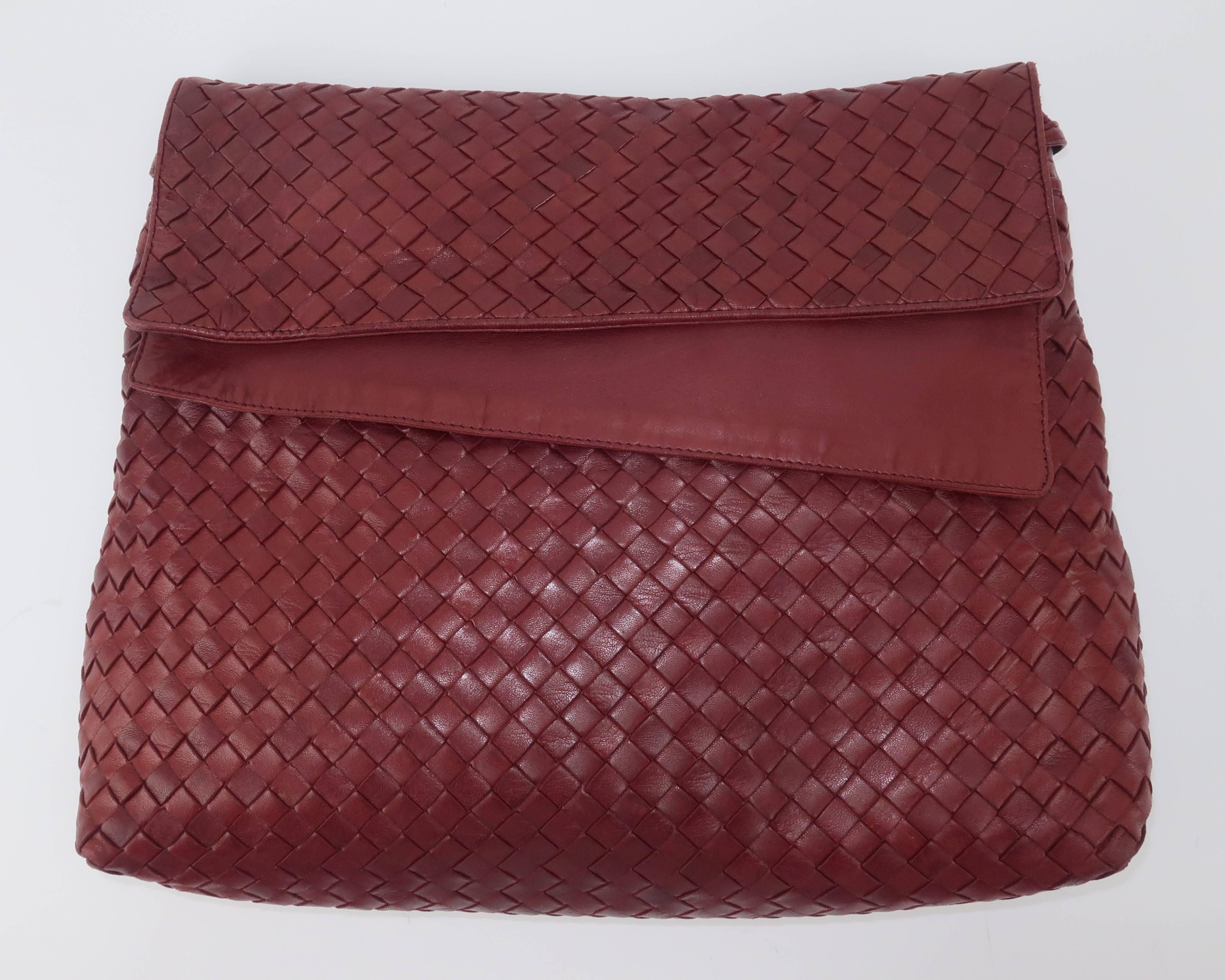 Vintage Bottega Veneta Burgundy Intrecciato Leather Shoulder Handbag In Good Condition In Atlanta, GA