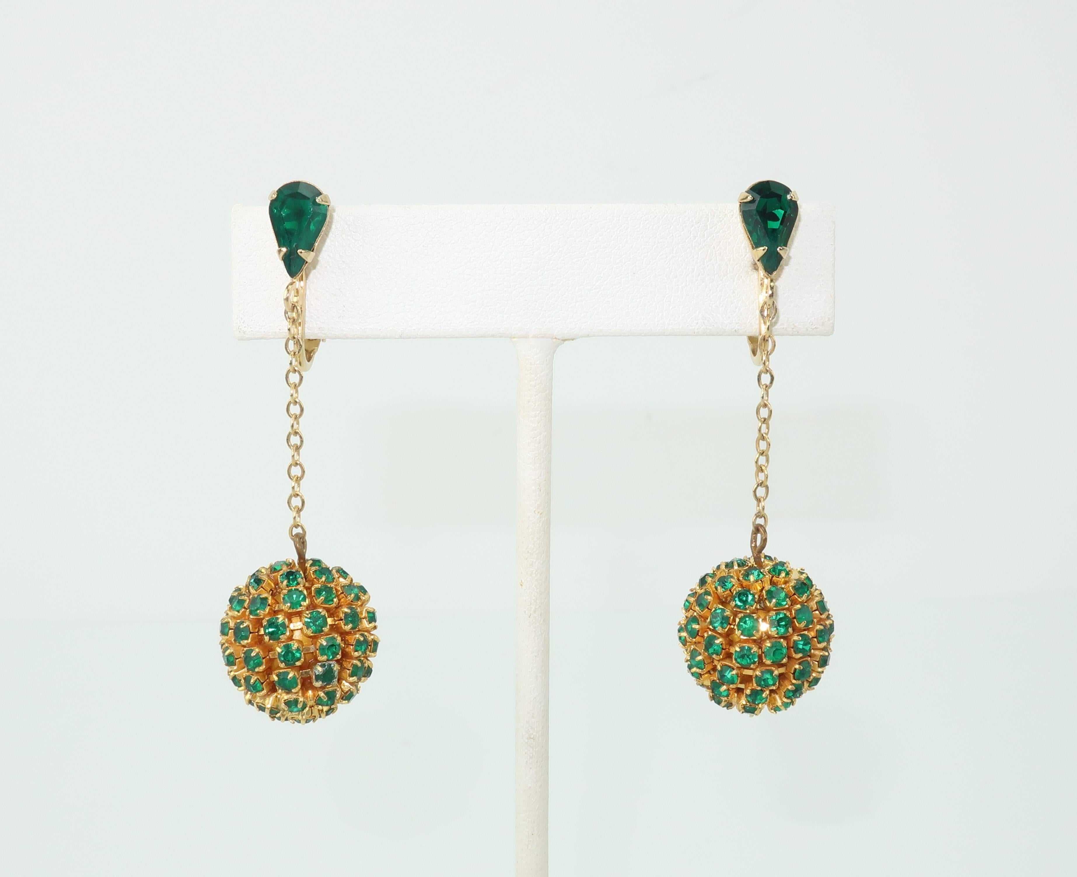 Emerald Green Rhinestone Dangle Earrings, 1960s  In Excellent Condition In Atlanta, GA