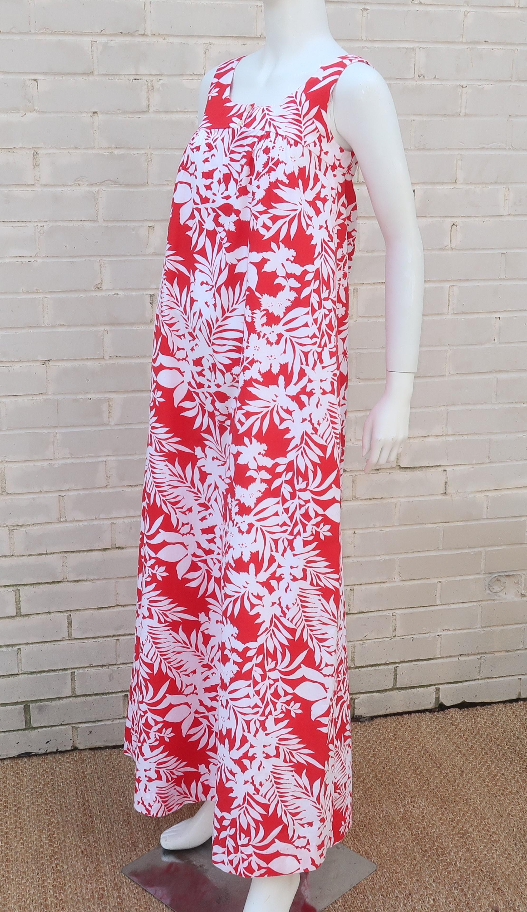1970's Hilo Hattie's Red & White Hawaiian Floral Muumuu Dress In Excellent Condition In Atlanta, GA
