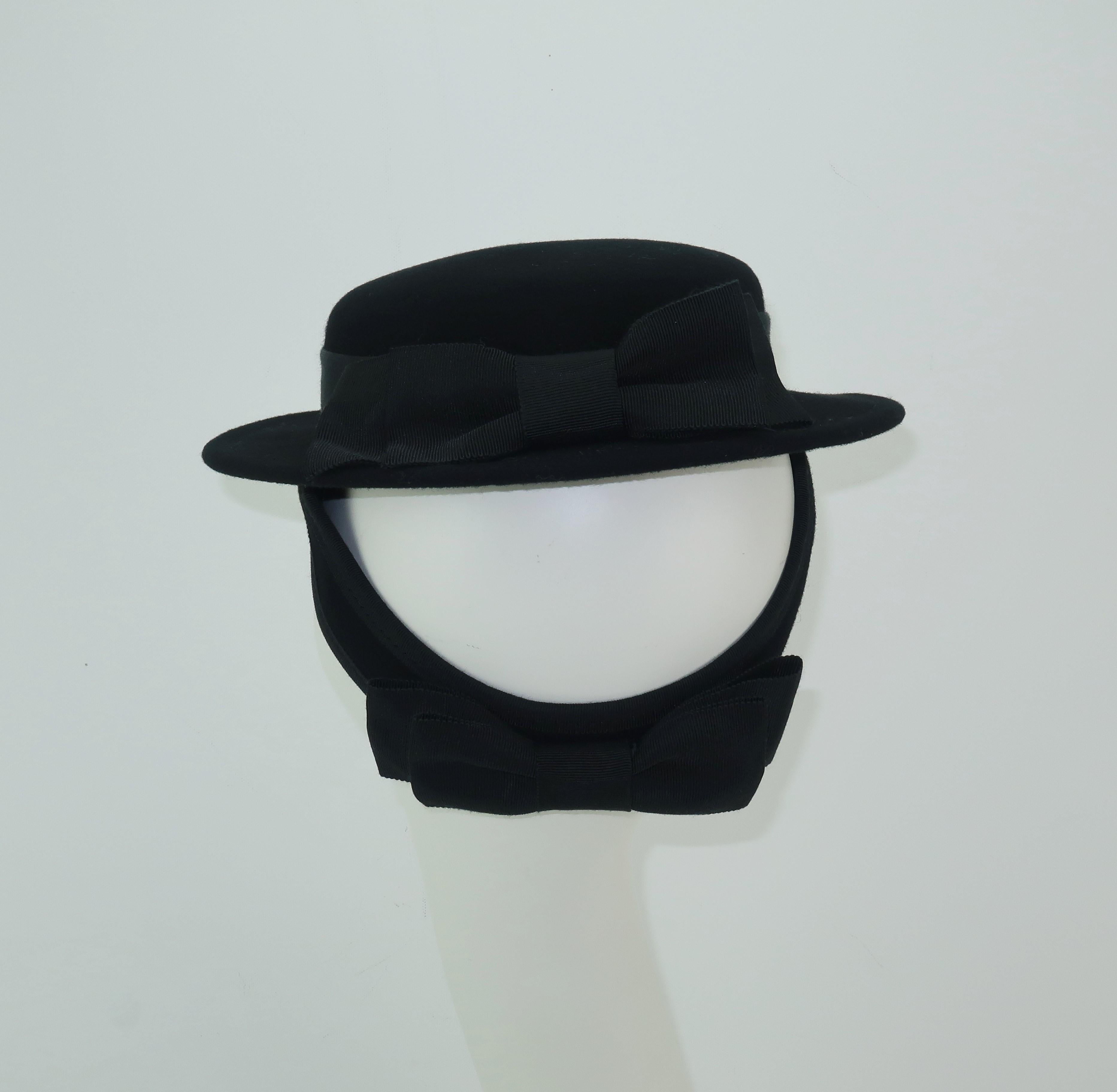 1950's Sonni San Francisco Black Wool Felt 'Tilt' Hat With Back Strap & Bows In Excellent Condition In Atlanta, GA