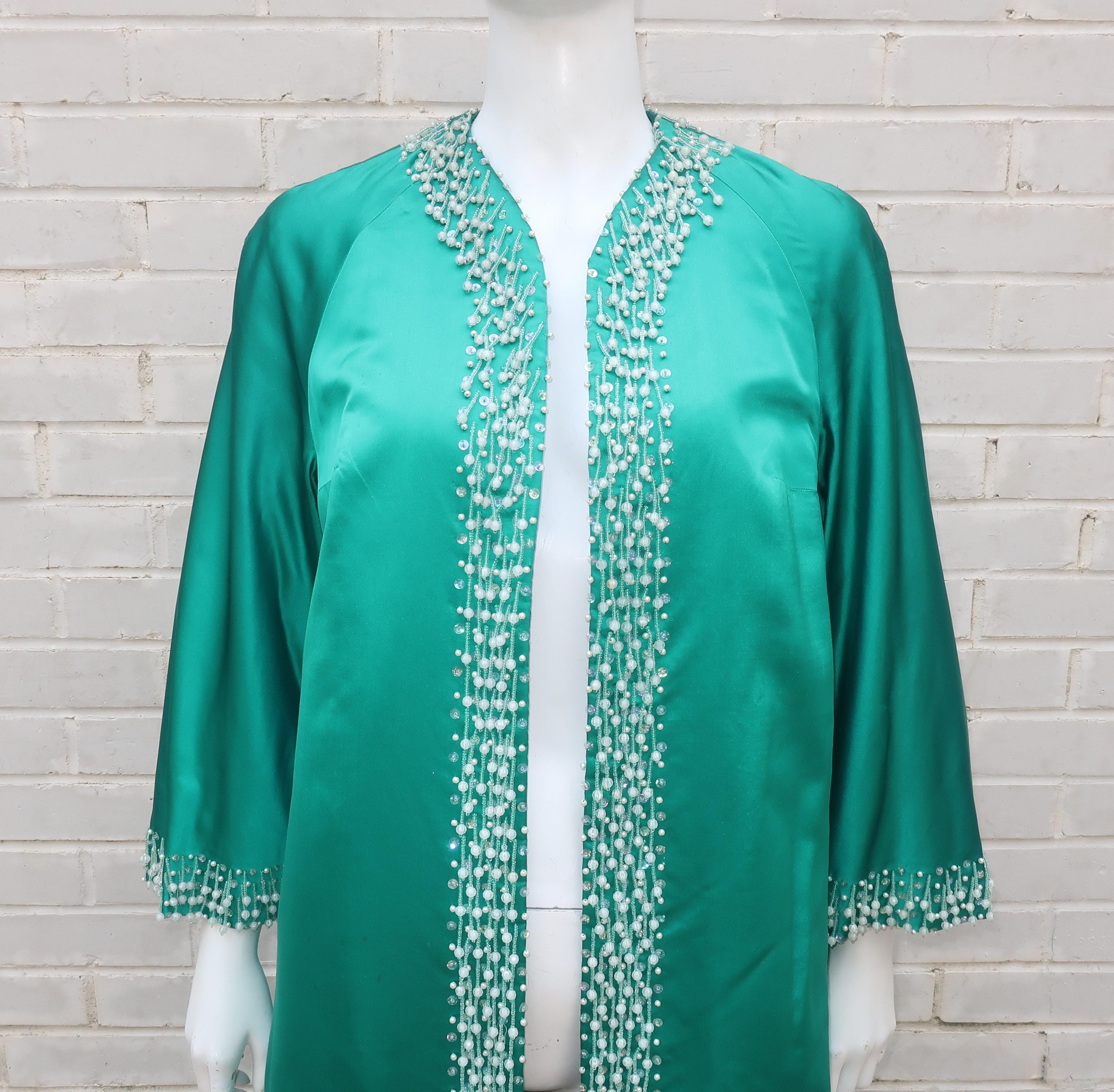 C.1960 British Hong Kong Jade Green Beaded Satin Caftan Robe Evening Coat In Good Condition In Atlanta, GA