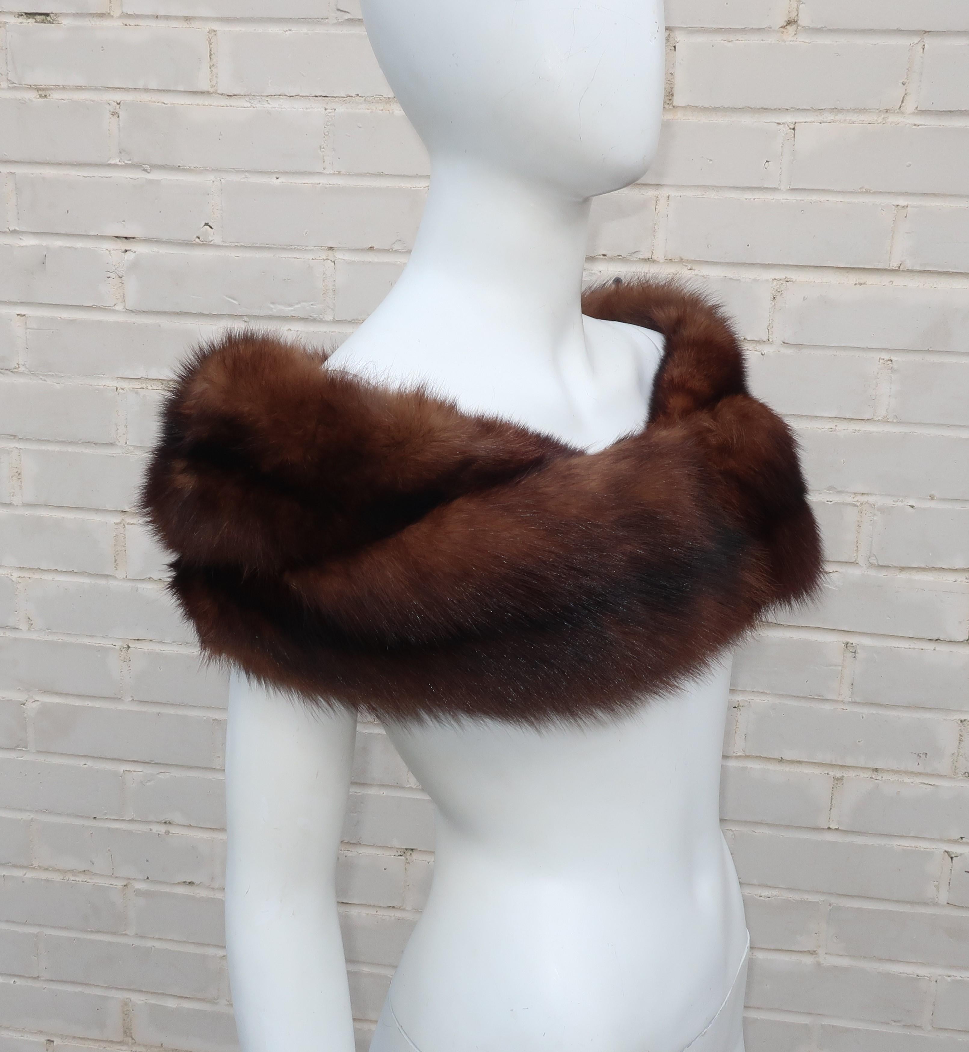C.1950 Brown Fox Fur Collar 'Shoulder Warmer' Stole In Excellent Condition For Sale In Atlanta, GA