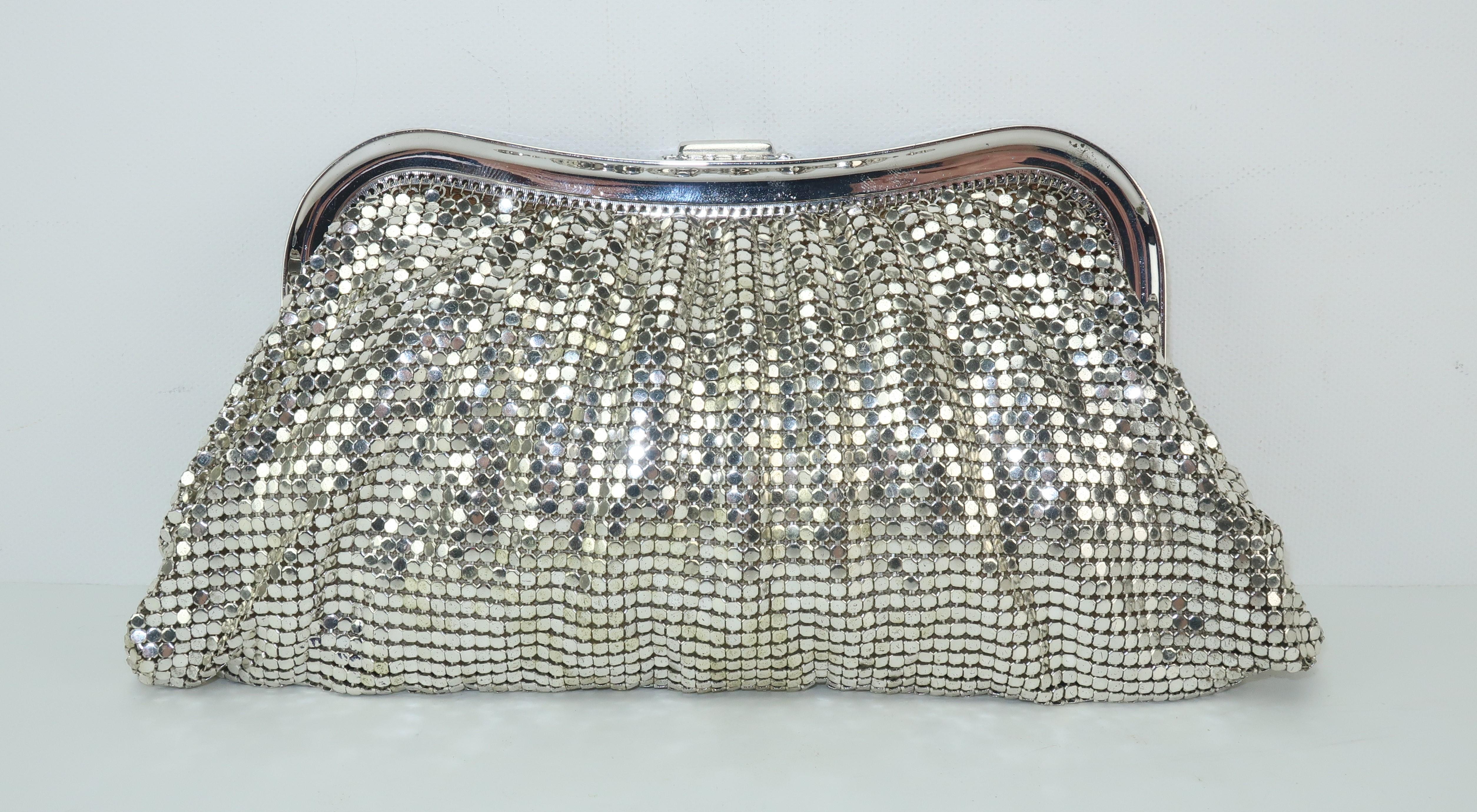 C.1950 Whiting & Davis Silver Mesh Clutch Evening Handbag In Good Condition In Atlanta, GA