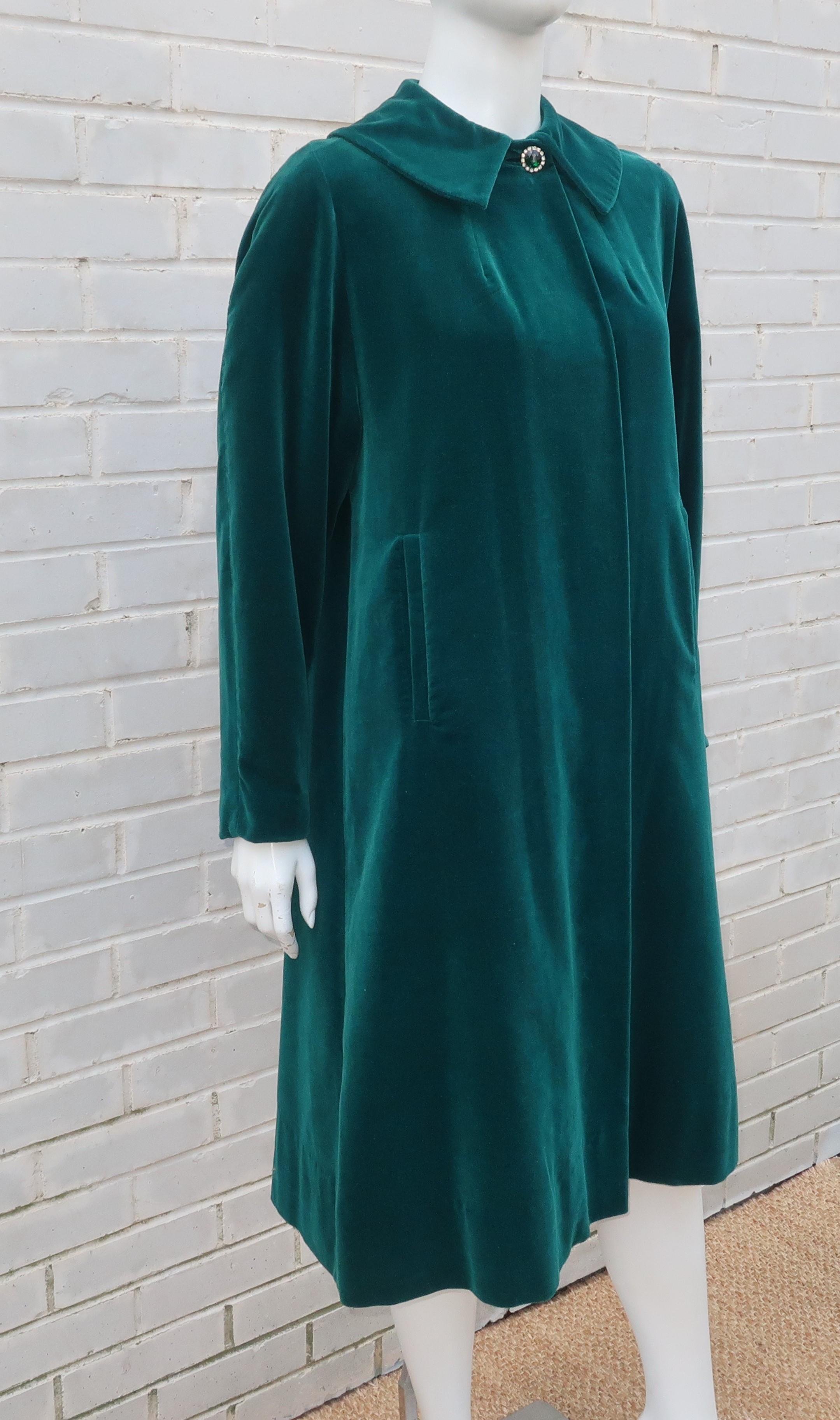 Italian Emerald Green Velvet Coat with Bow Accent, 1950s  In Good Condition In Atlanta, GA