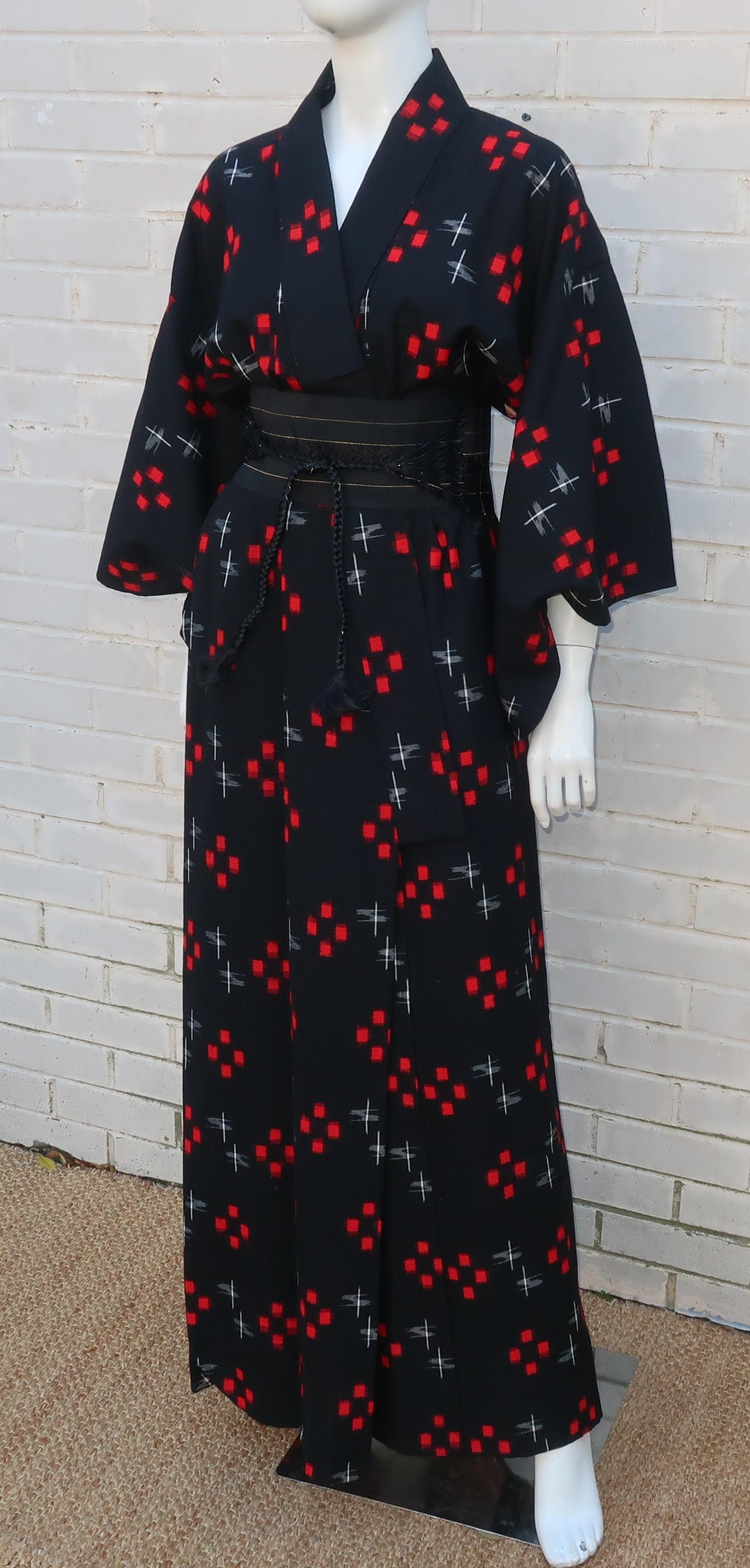 Vintage Black & Red Wool Kimono Dress Robe In Good Condition In Atlanta, GA