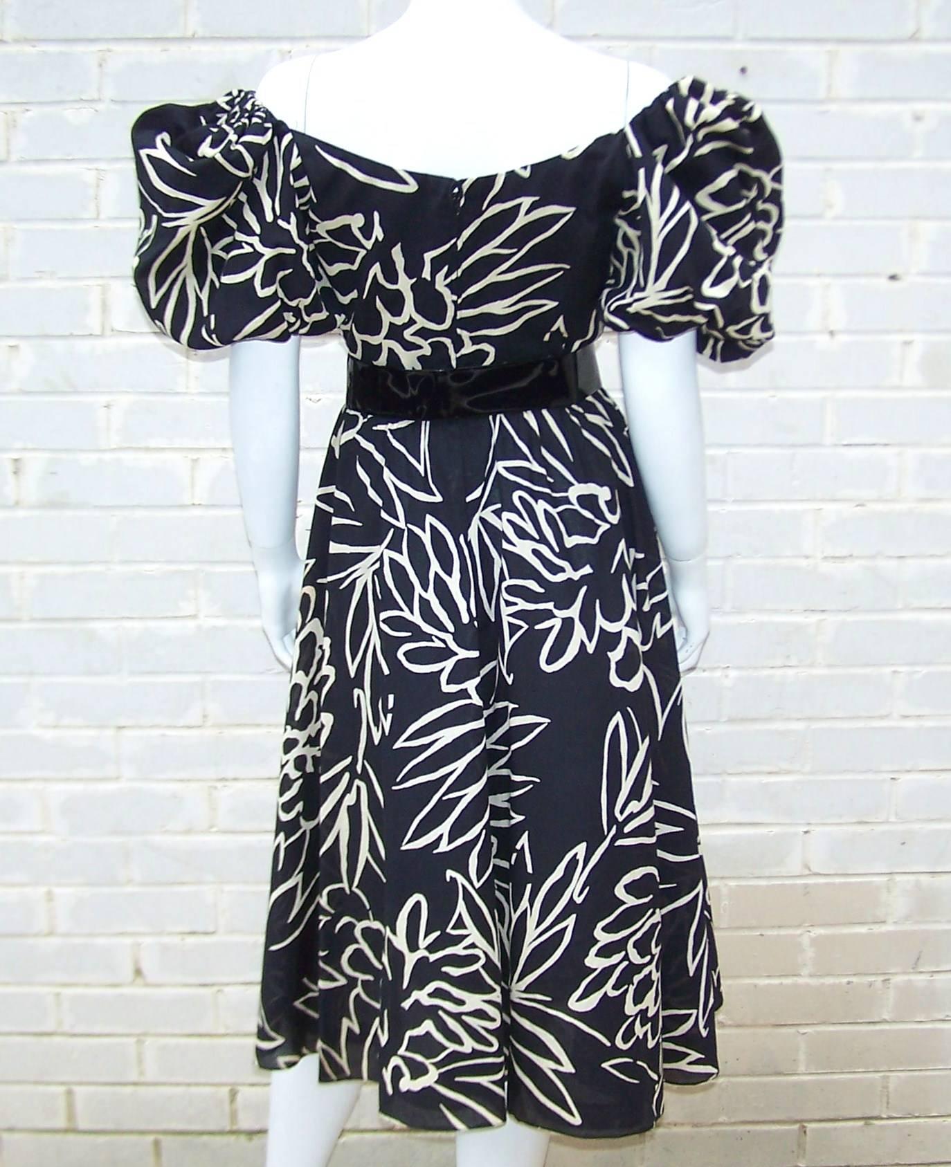 1970s Mollie Parnis Off Shoulder Graphic Tropical Print Party Dress In Good Condition In Atlanta, GA