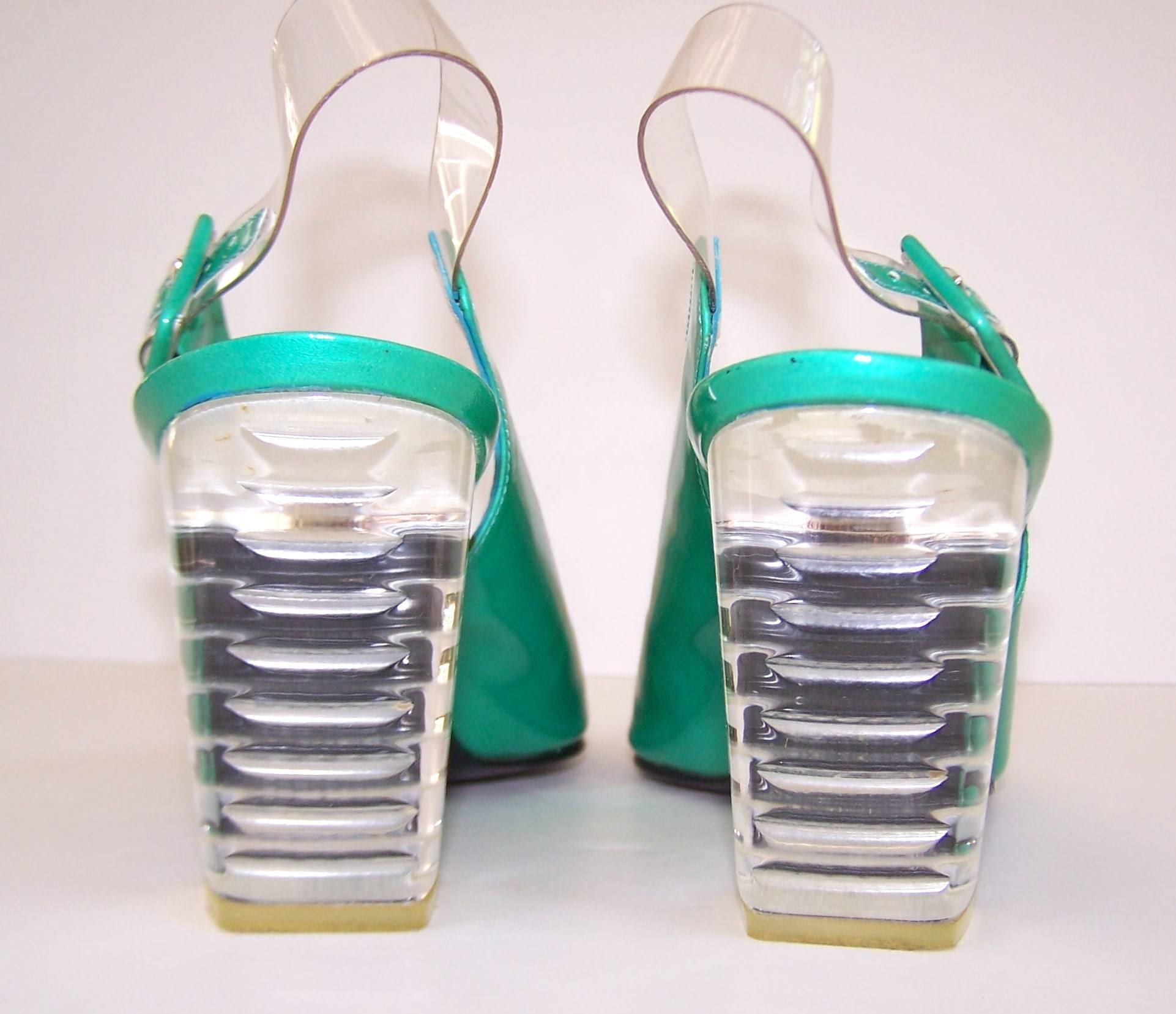 C.1990 Stuart Weitzman Emerald Green Patent Leather Shoes With Lucite Heels In Excellent Condition In Atlanta, GA