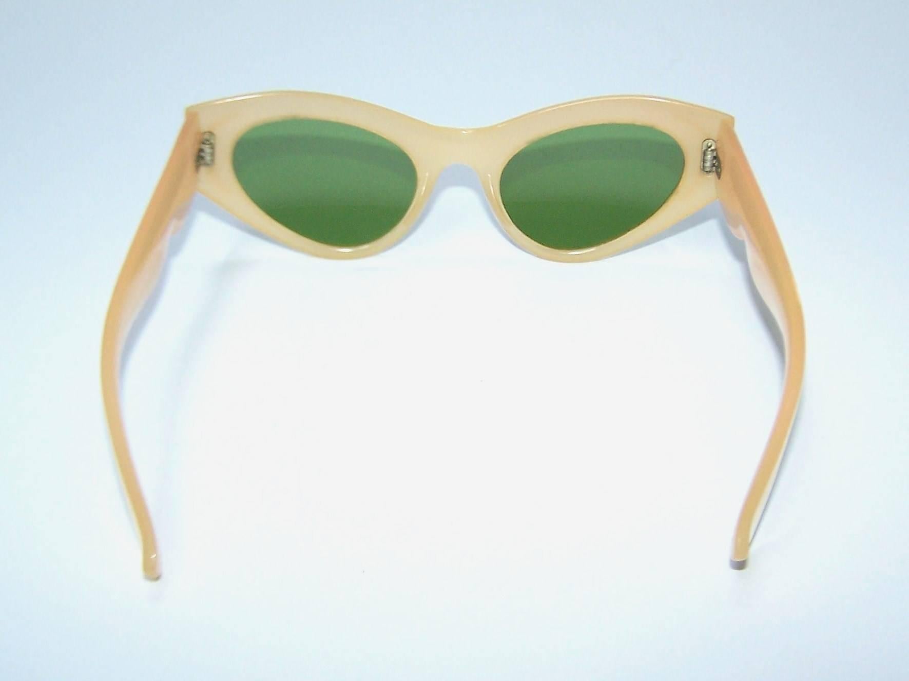 1950's Italian Blonde Cat Eye Sunglasses With Green Lenses In Excellent Condition In Atlanta, GA