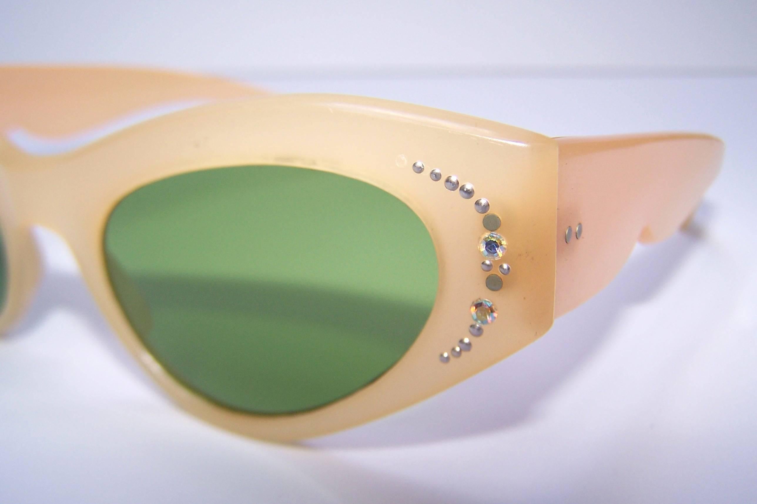 1950's Italian Blonde Cat Eye Sunglasses With Green Lenses 1